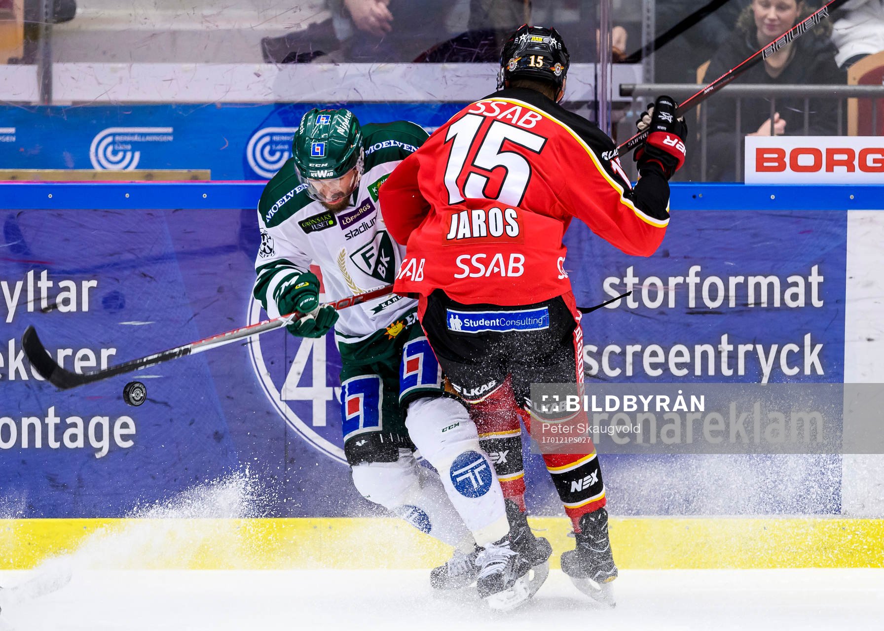 Luleås Christian Jaros tacklar Färjestads Jonas Holös