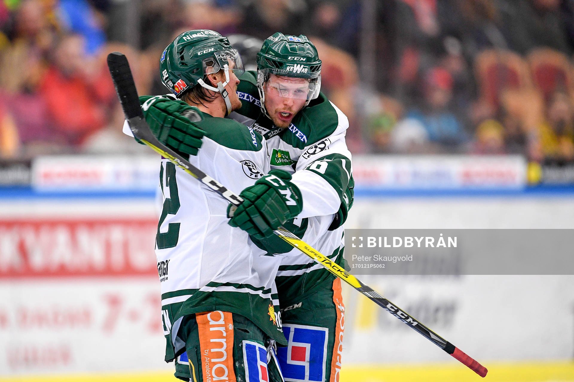 Färjestads Alexander Johansson och Magnus Nygren jublar