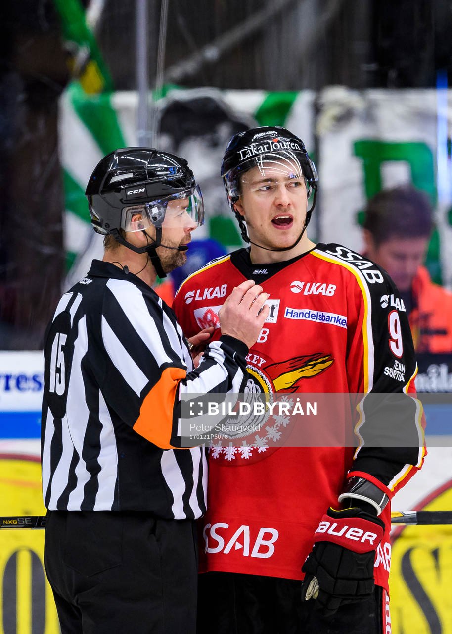 Domare Patrik Sjöberg pratar med Luleås Johan Forsberg