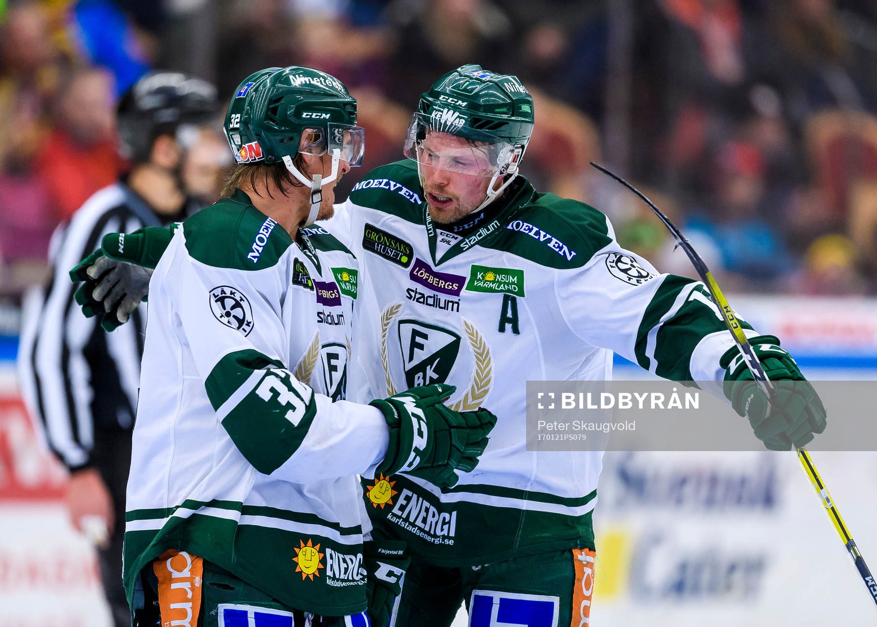 Färjestads Magnus Nygren (v) jublar