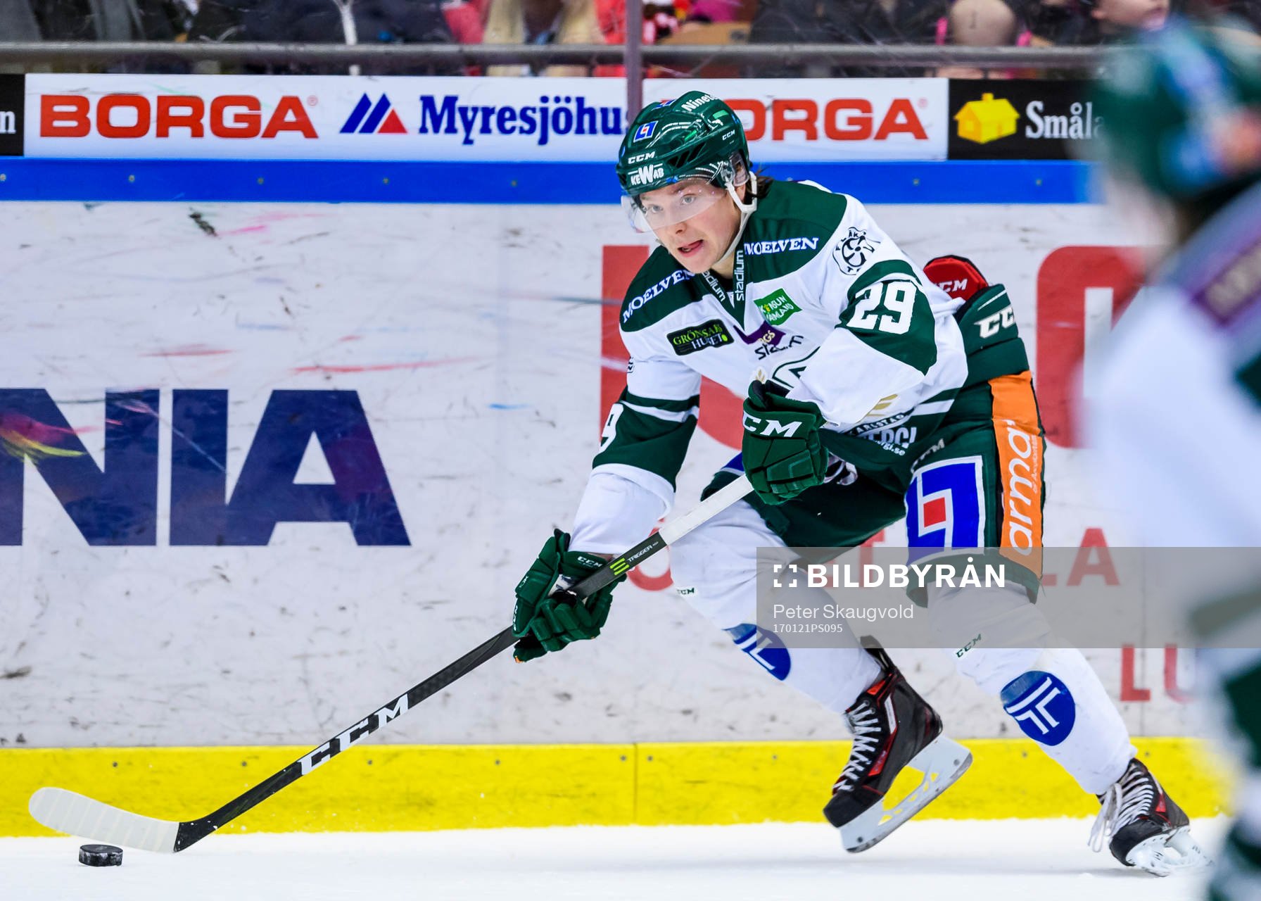 Färjestads Oskar Steen med pucken