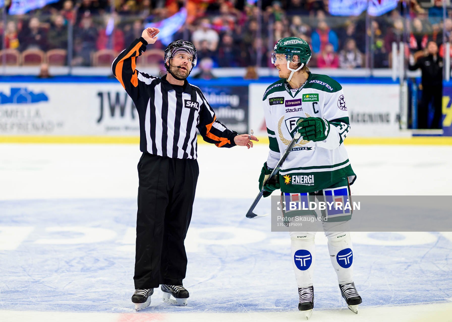 Domare Partik Sjöberg pratar med Färjestads Magnus Nygren