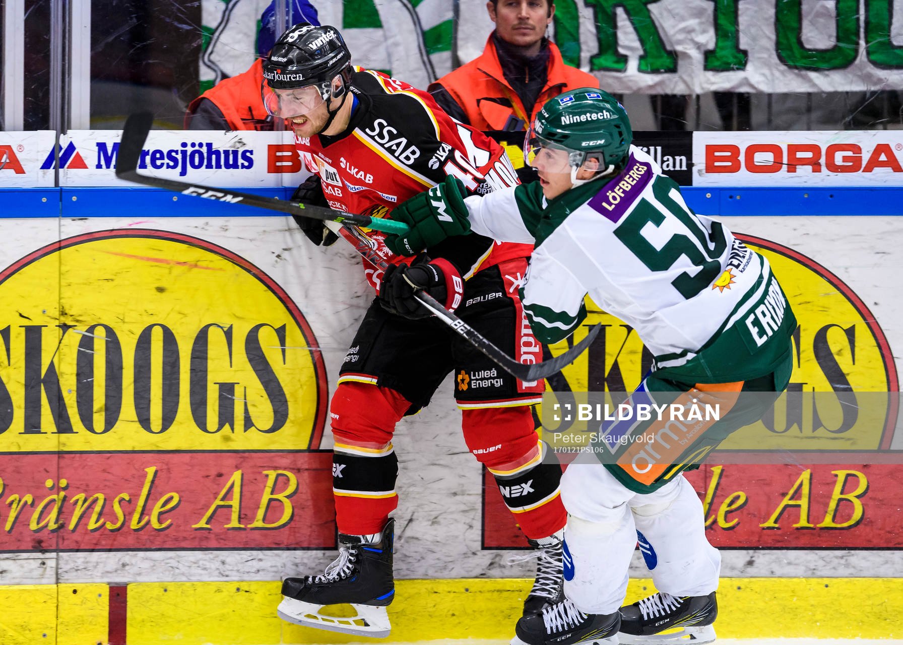 Färjestads Sebastian Erixon tacklar Luleås Kael