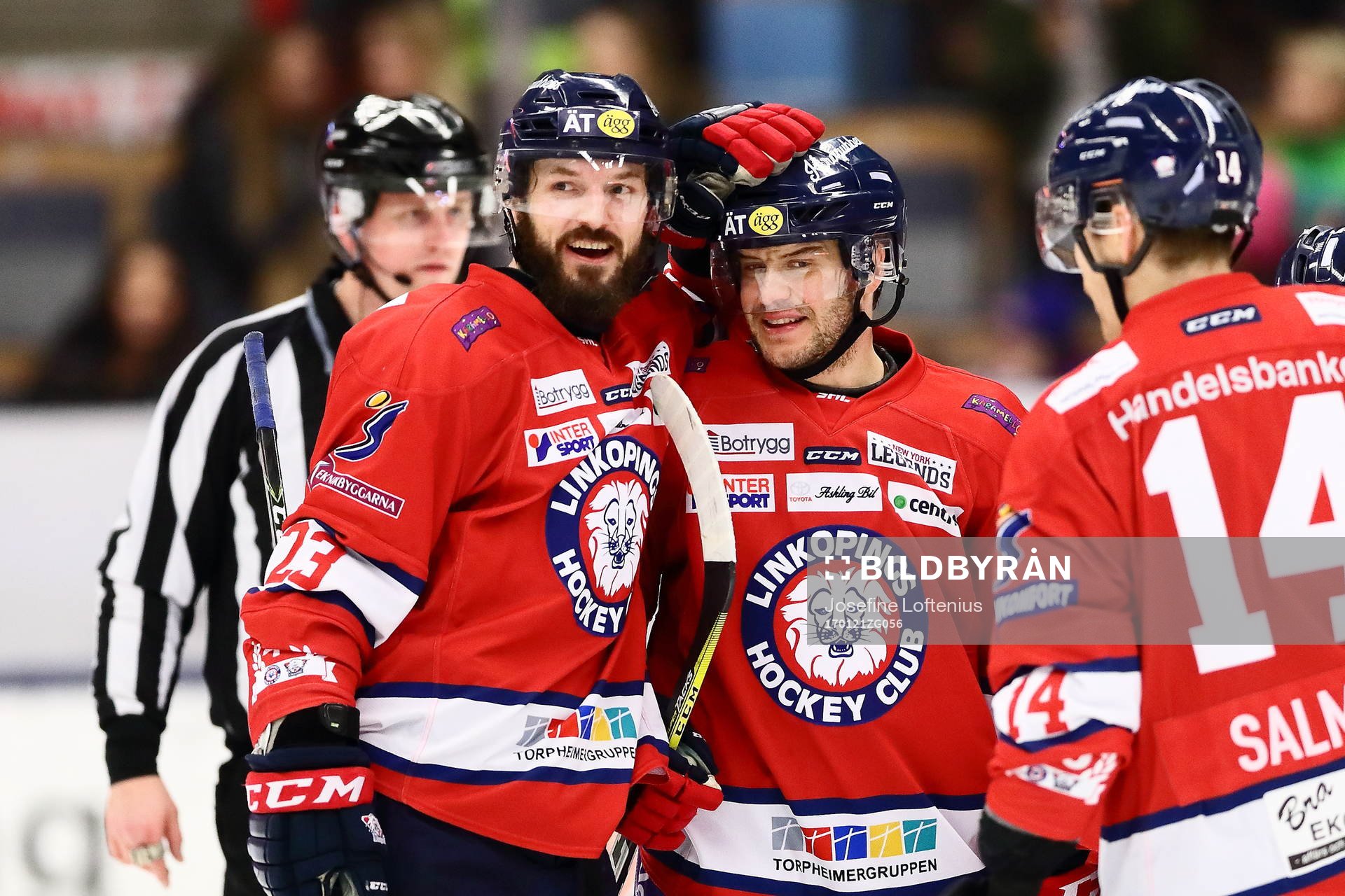 Linköpings Niklas Persson kramar om Niklas Fogström och