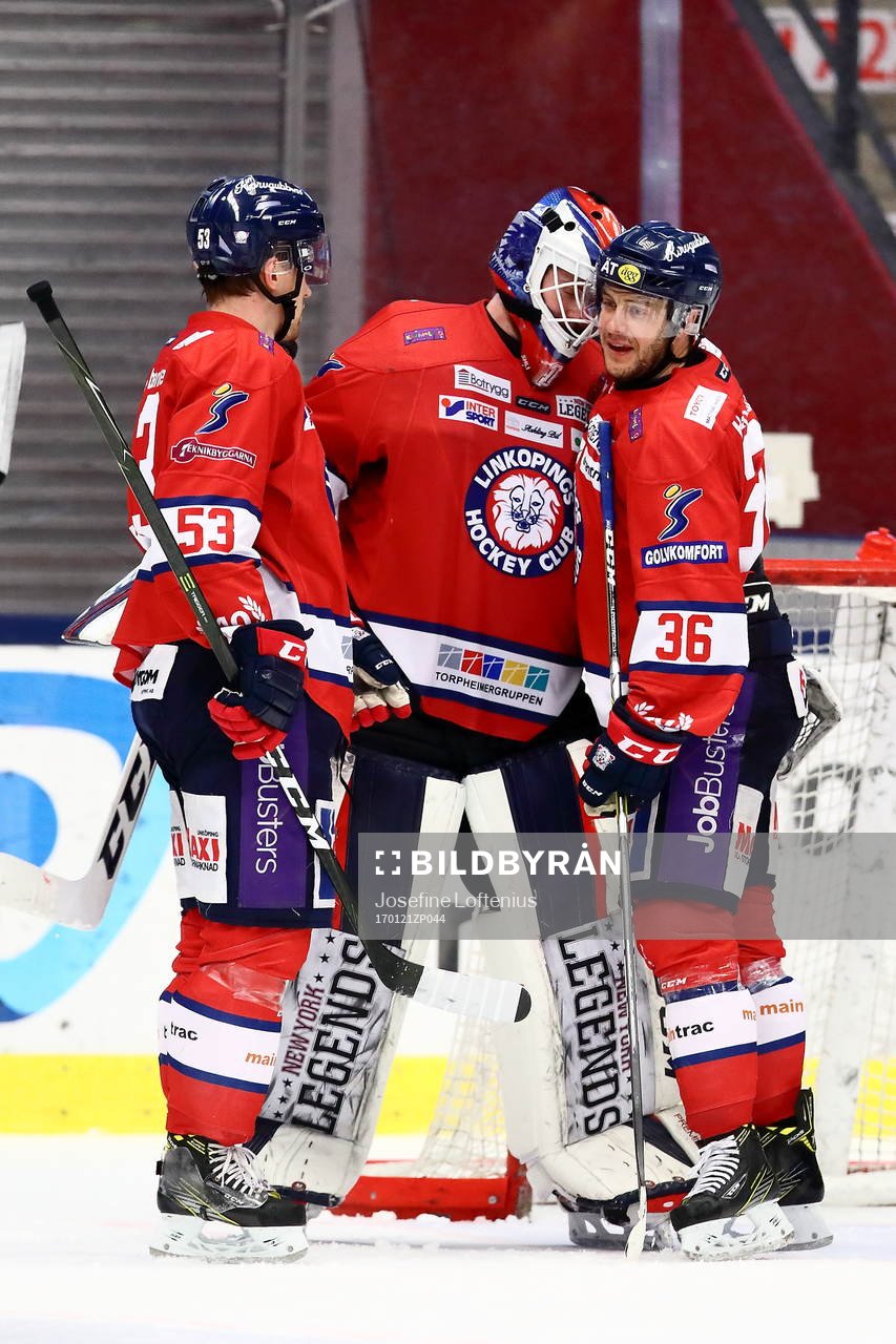 Linköpings Niklas Fogström och Eddie Larsson kramar om