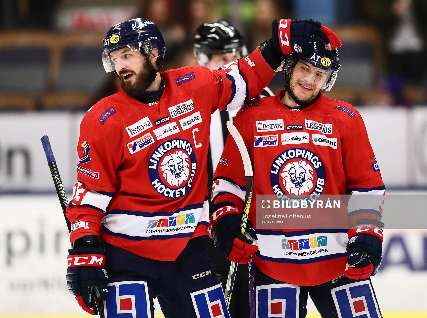 Linköpings Niklas Persson kramar om Niklas Fogström och