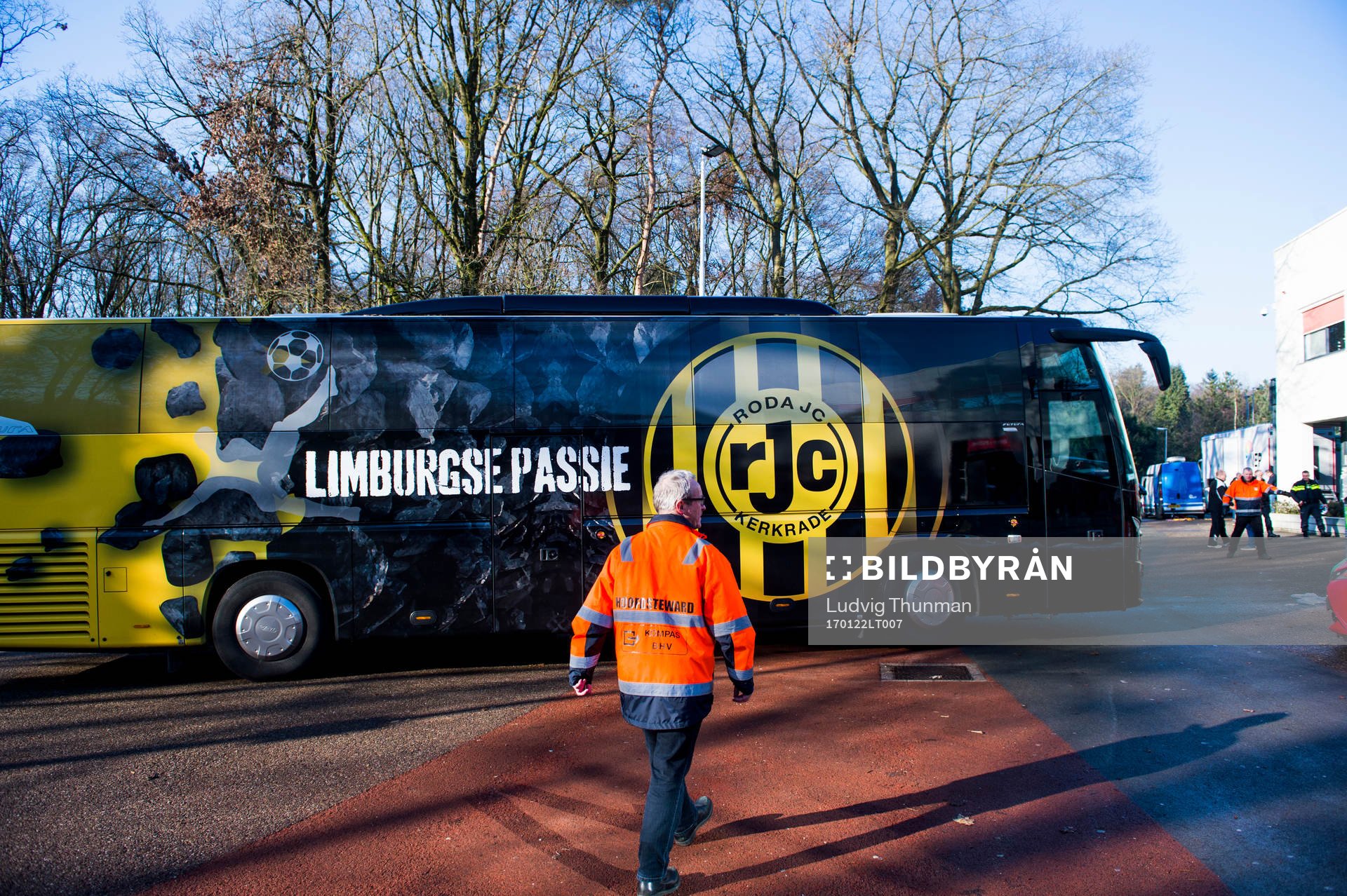 Rodas spelarbuss anländer