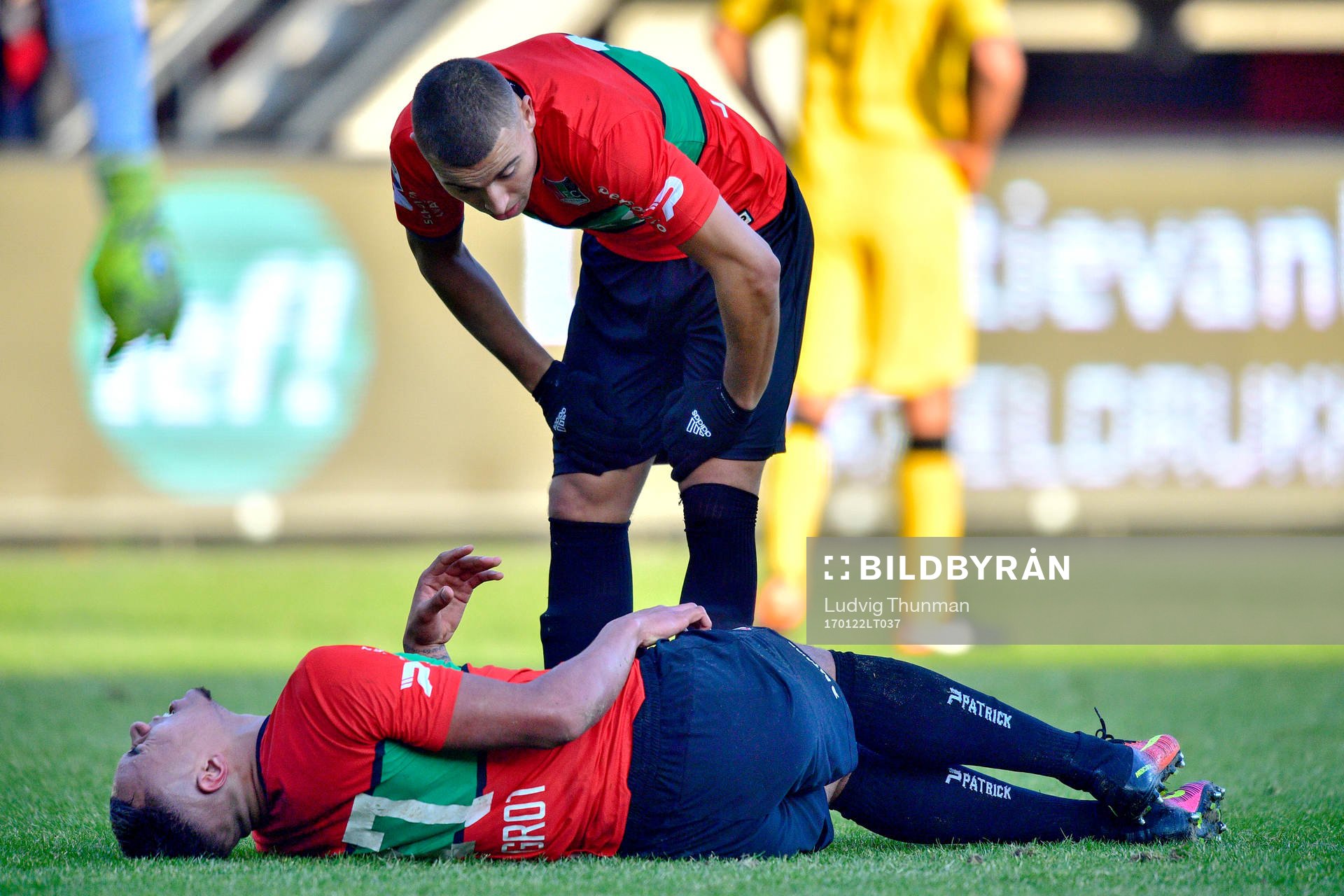 Nijmegens Jordan Larsson kollar läget med Jay-Roy Grot under fotbollsmatchen i Nederländska ligan den 22 januari 2017 i Nijmegen.