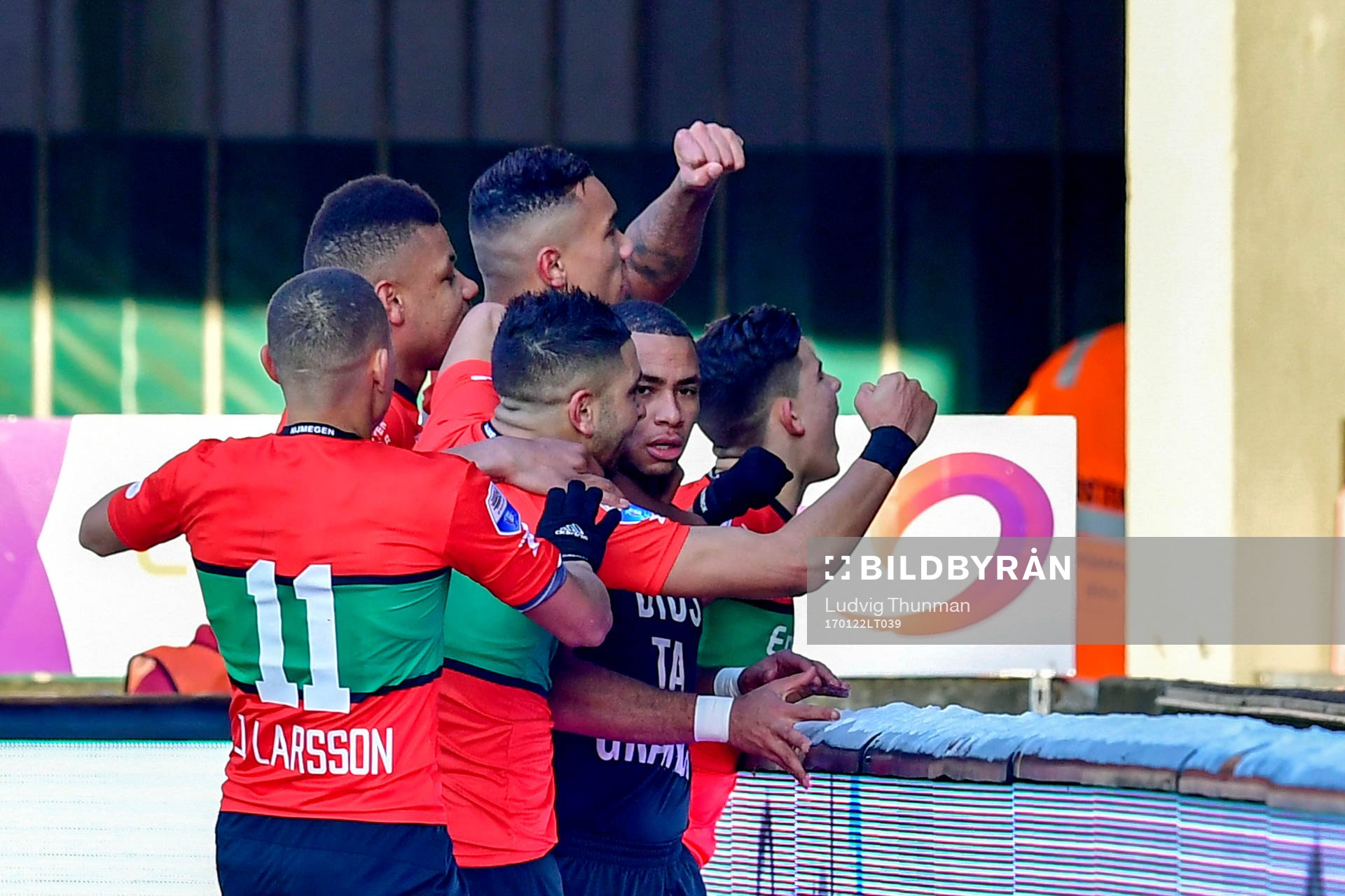 Nijmegens Reagy Ofosu jublar med lagkamrater efter 2-0 under fotbollsmatchen i Nederländska ligan den 22 januari 2017 i Nijmegen.