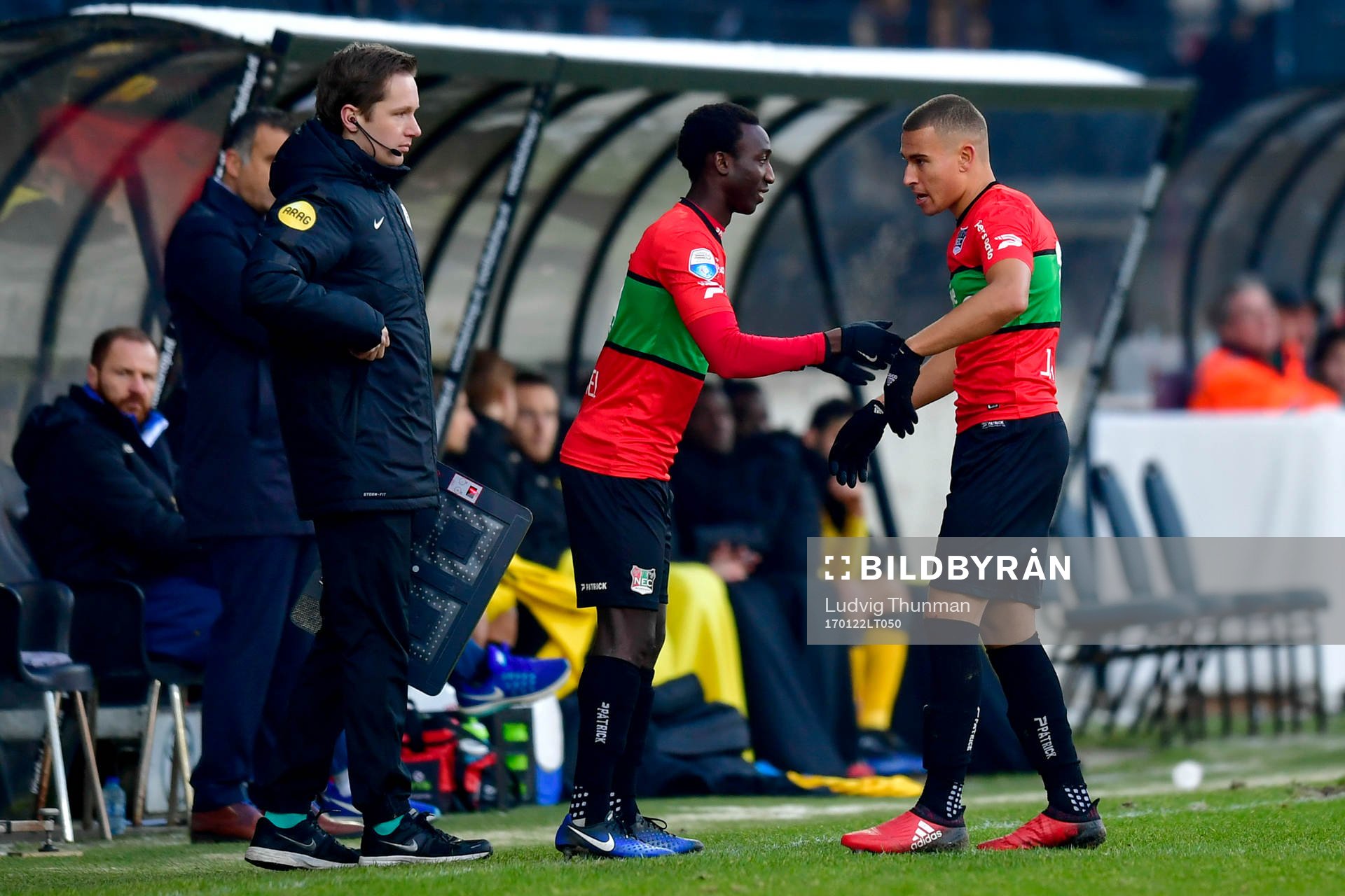 Nijmegens Jordan Larsson byts ut mot Janio Bikel under fotbollsmatchen i Nederländska ligan den 22 januari 2017 i Nijmegen.