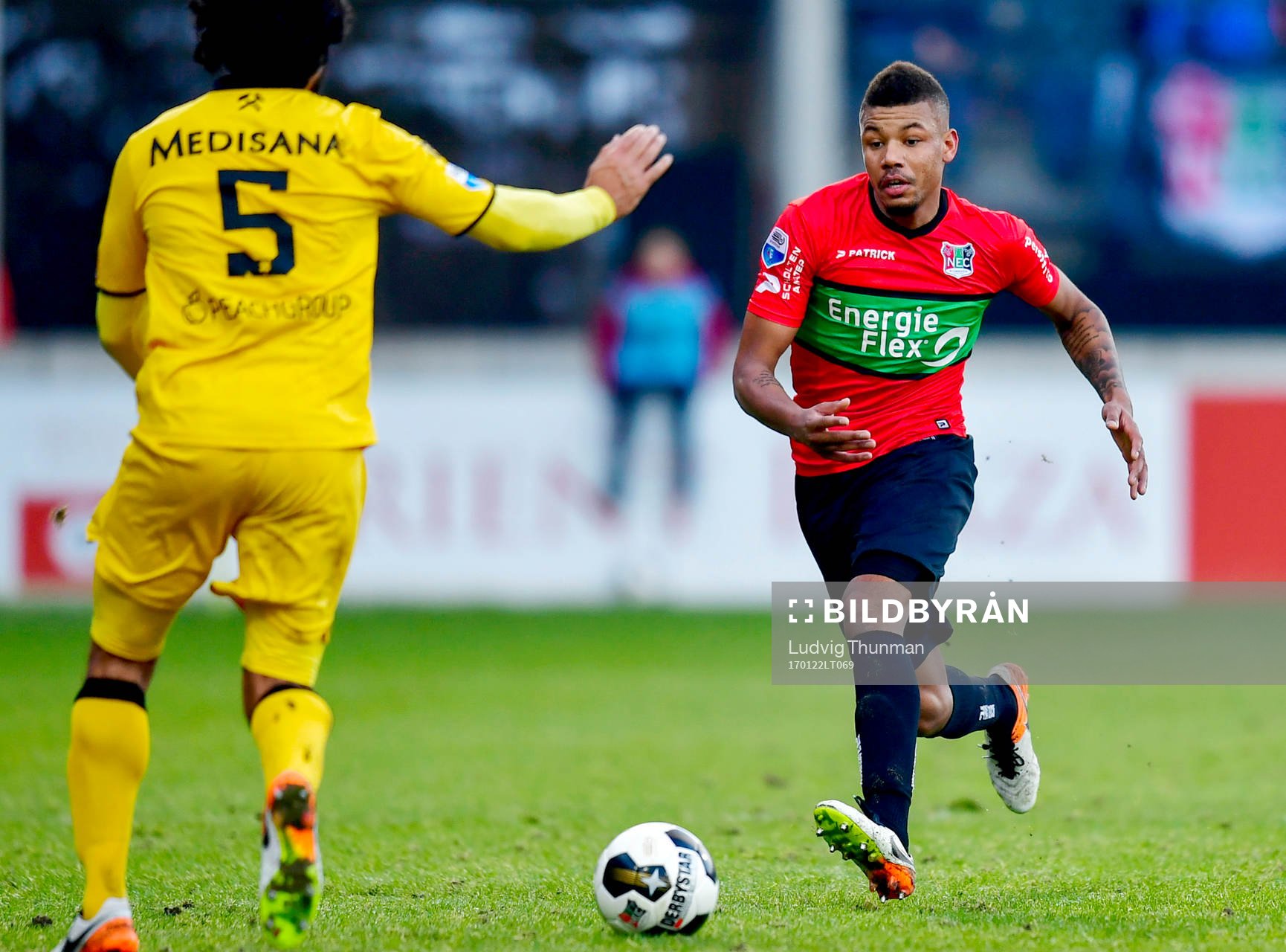 Nijmegens Mikael Dyrestam och Rodas Ard Van Peppen under fotbollsmatchen i Nederländska ligan den 22 januari 2017 i Nijmegen.