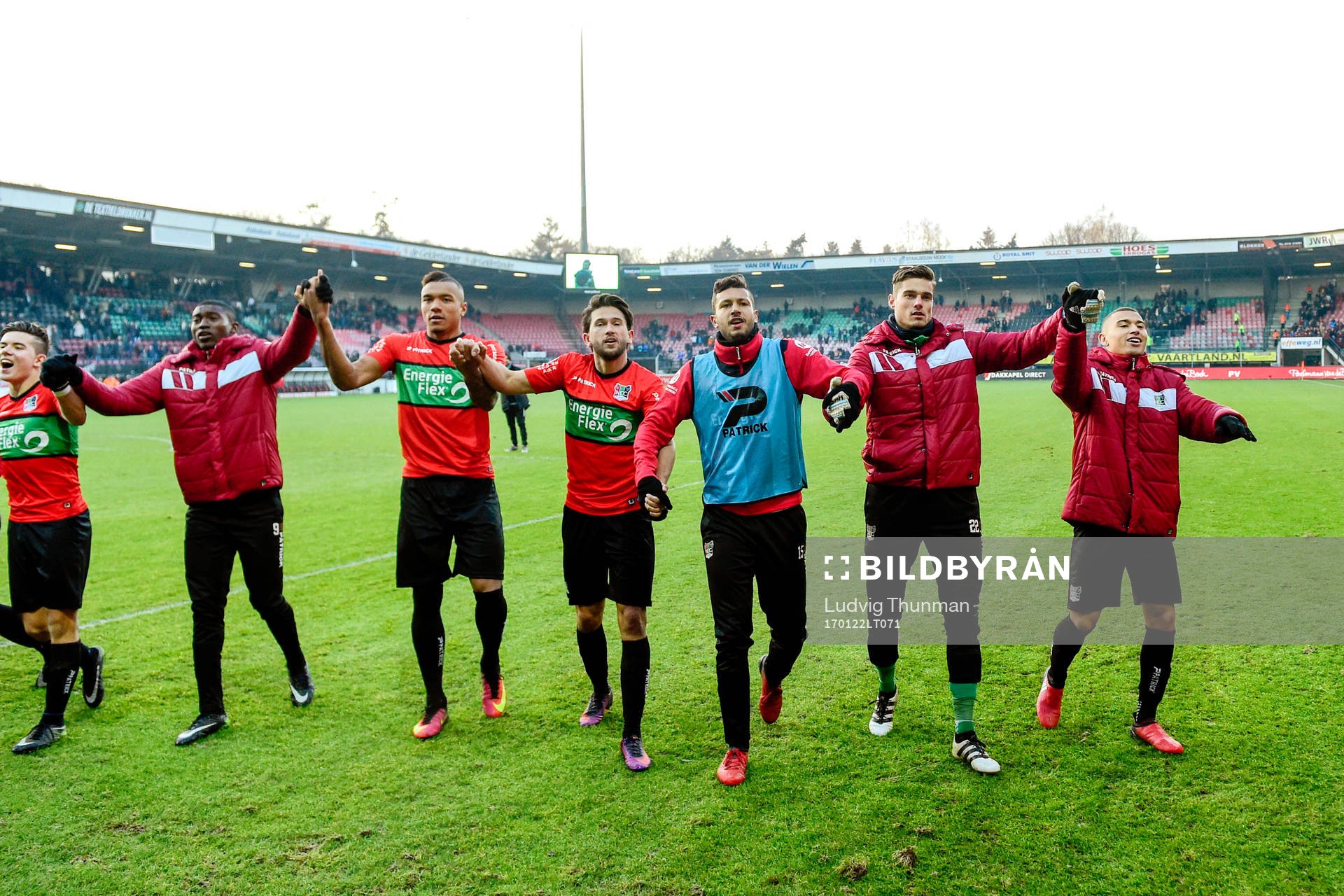 Nijmegens spelare med Jordan Larsson till höger jublar efter fotbollsmatchen i Nederländska ligan den 22 januari 2017 i Nijmegen.