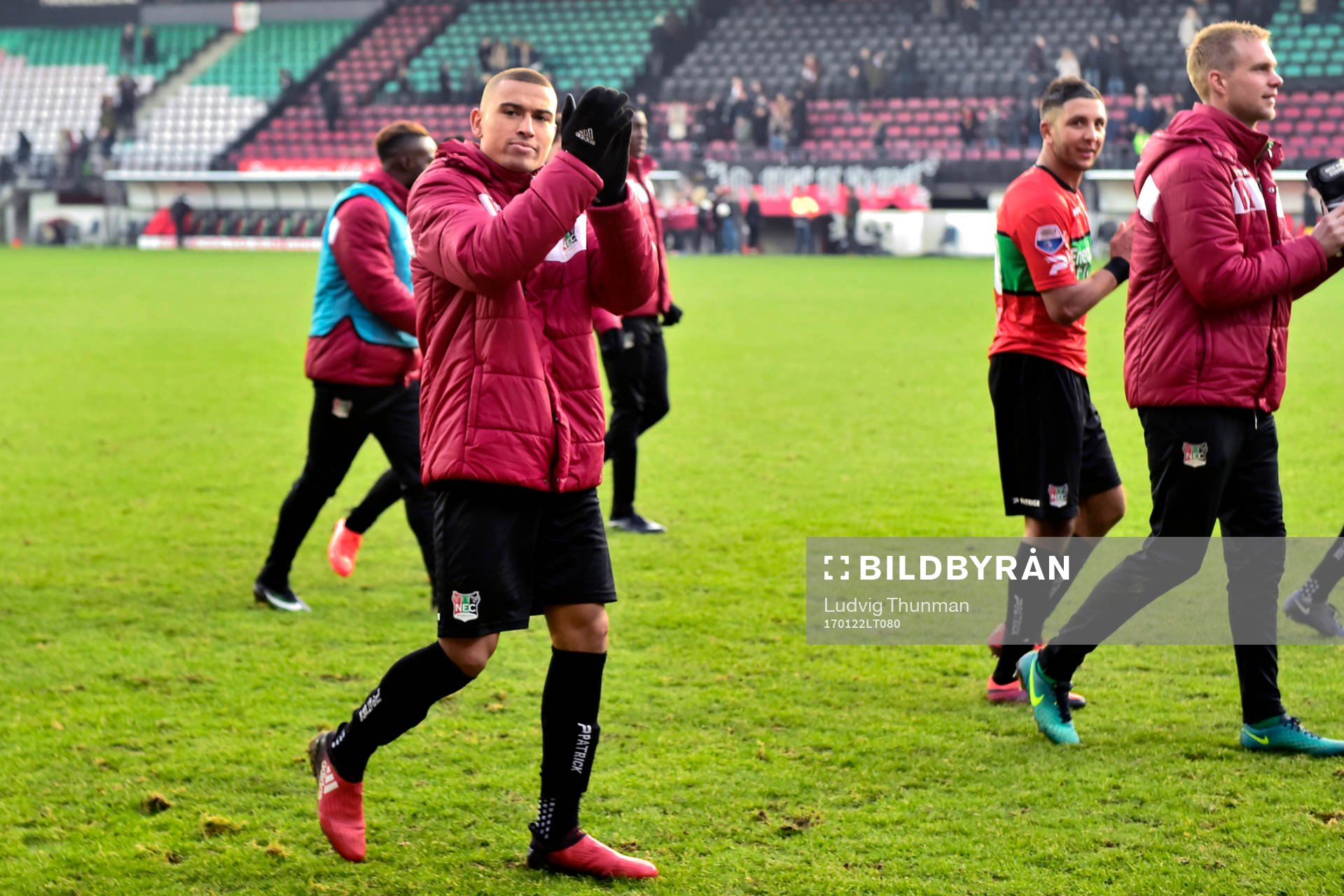 Nijmegens Jordan Larsson tackar publiken efter fotbollsmatchen i Nederländska ligan den 22 januari 2017 i Nijmegen.