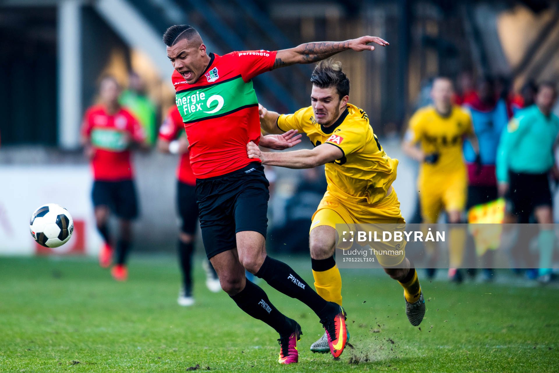 Nijmegens Jay-Roy Grot dras omkull av Rodas Daryl Werker under fotbollsmatchen i Nederländska ligan den 22 januari 2017 i Nijmegen.