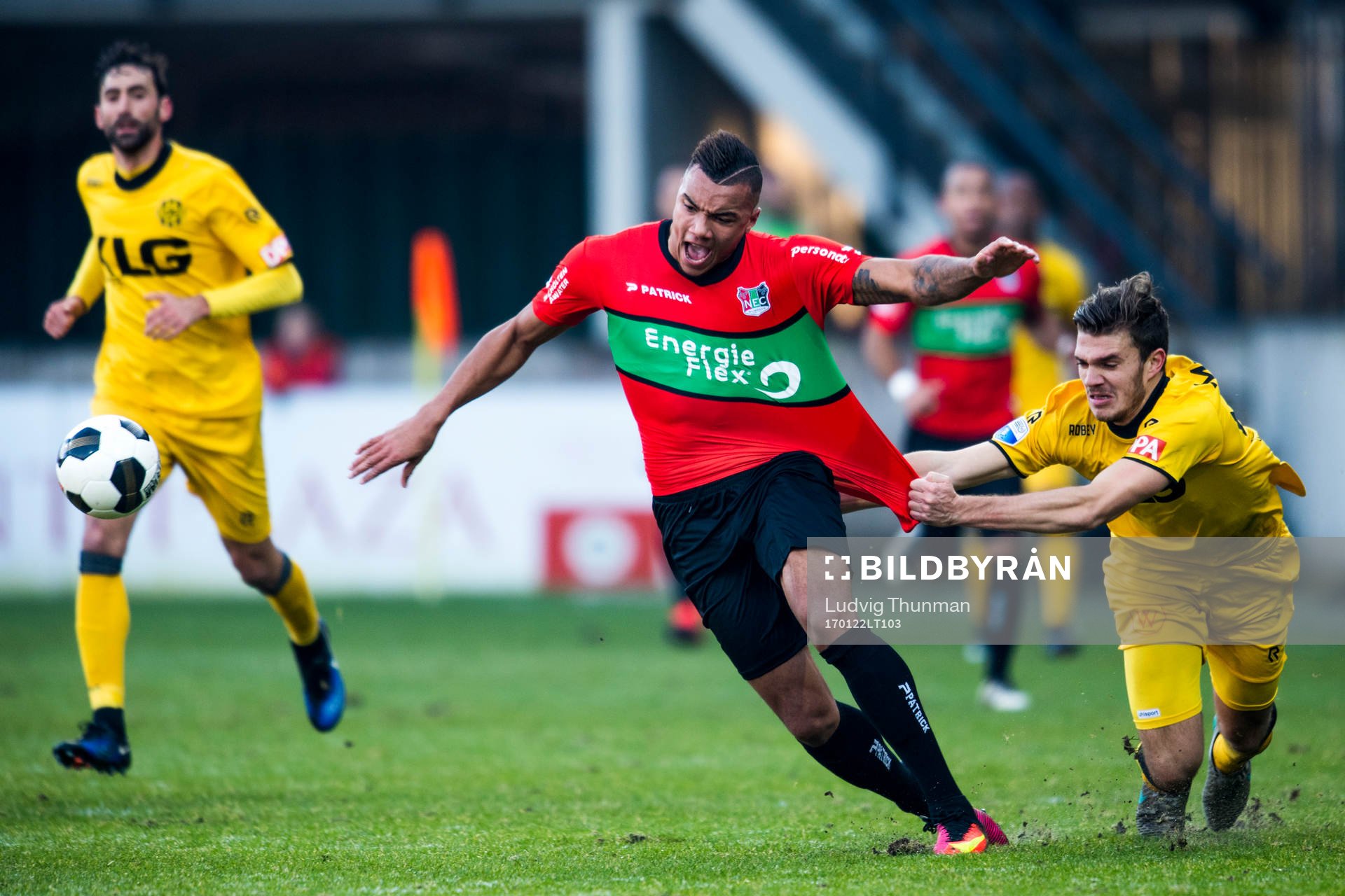 Nijmegens Jay-Roy Grot dras omkull av Rodas Daryl Werker under fotbollsmatchen i Nederländska ligan den 22 januari 2017 i Nijmegen.