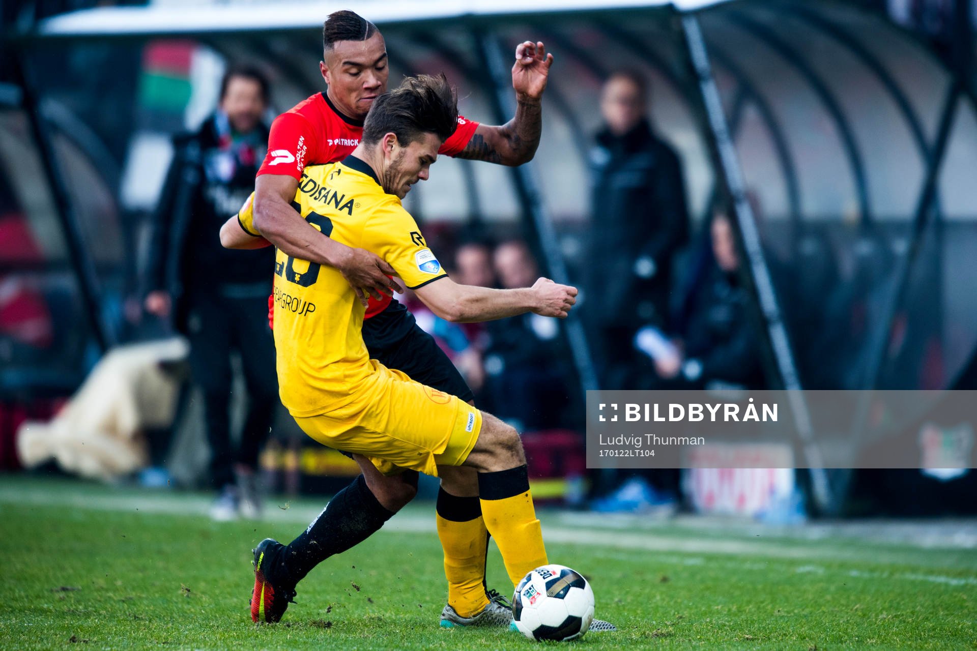 Nijmegens Jay-Roy Grot och Rodas Daryl Werker i kamp om bollen under fotbollsmatchen i Nederländska ligan den 22 januari 2017 i Nijmegen.