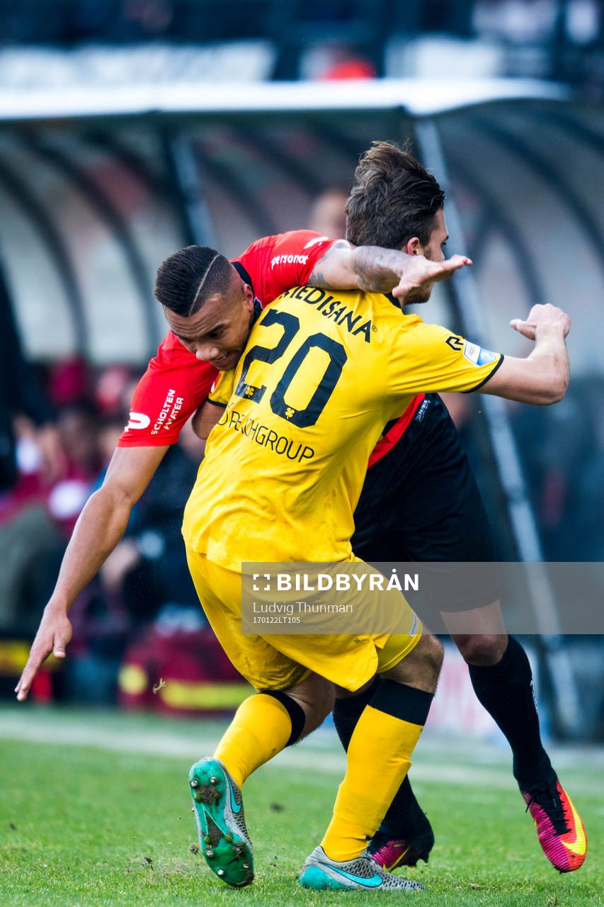 Nijmegens Jay-Roy Grot och Rodas Daryl Werker i kamp om bollen under fotbollsmatchen i Nederländska ligan den 22 januari 2017 i Nijmegen.