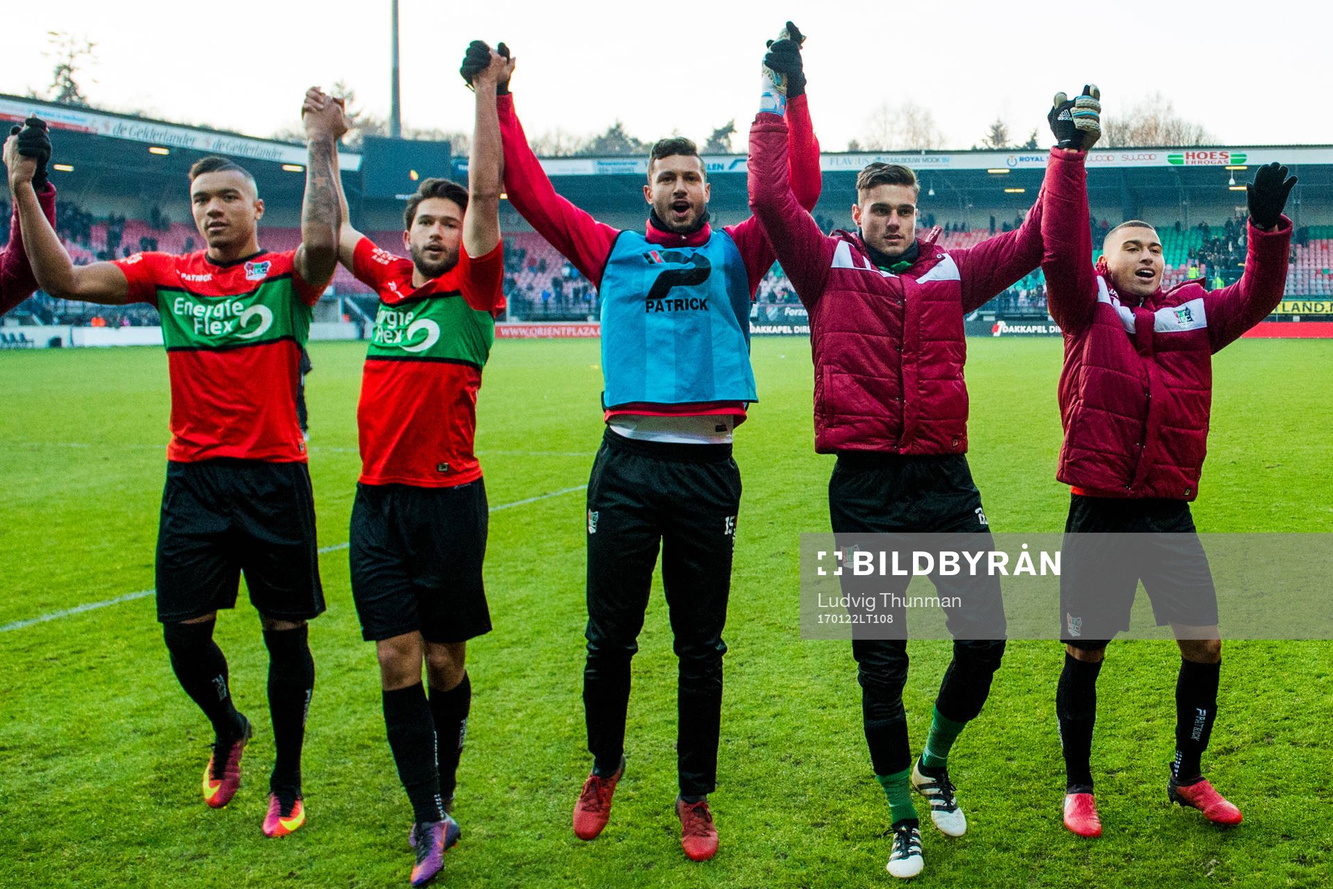 Nijmegens spelare med Jordan Larsson till höger jublar efter fotbollsmatchen i Nederländska ligan den 22 januari 2017 i Nijmegen.