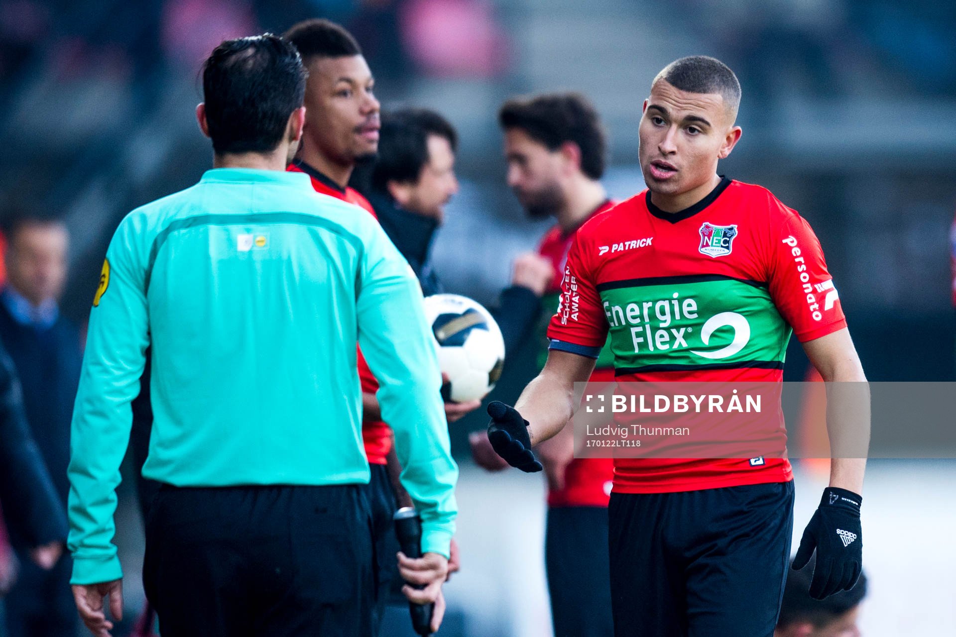 Nijmegens Jordan Larsson i diskussion med domaren under fotbollsmatchen i Nederländska ligan den 22 januari 2017 i Nijmegen.