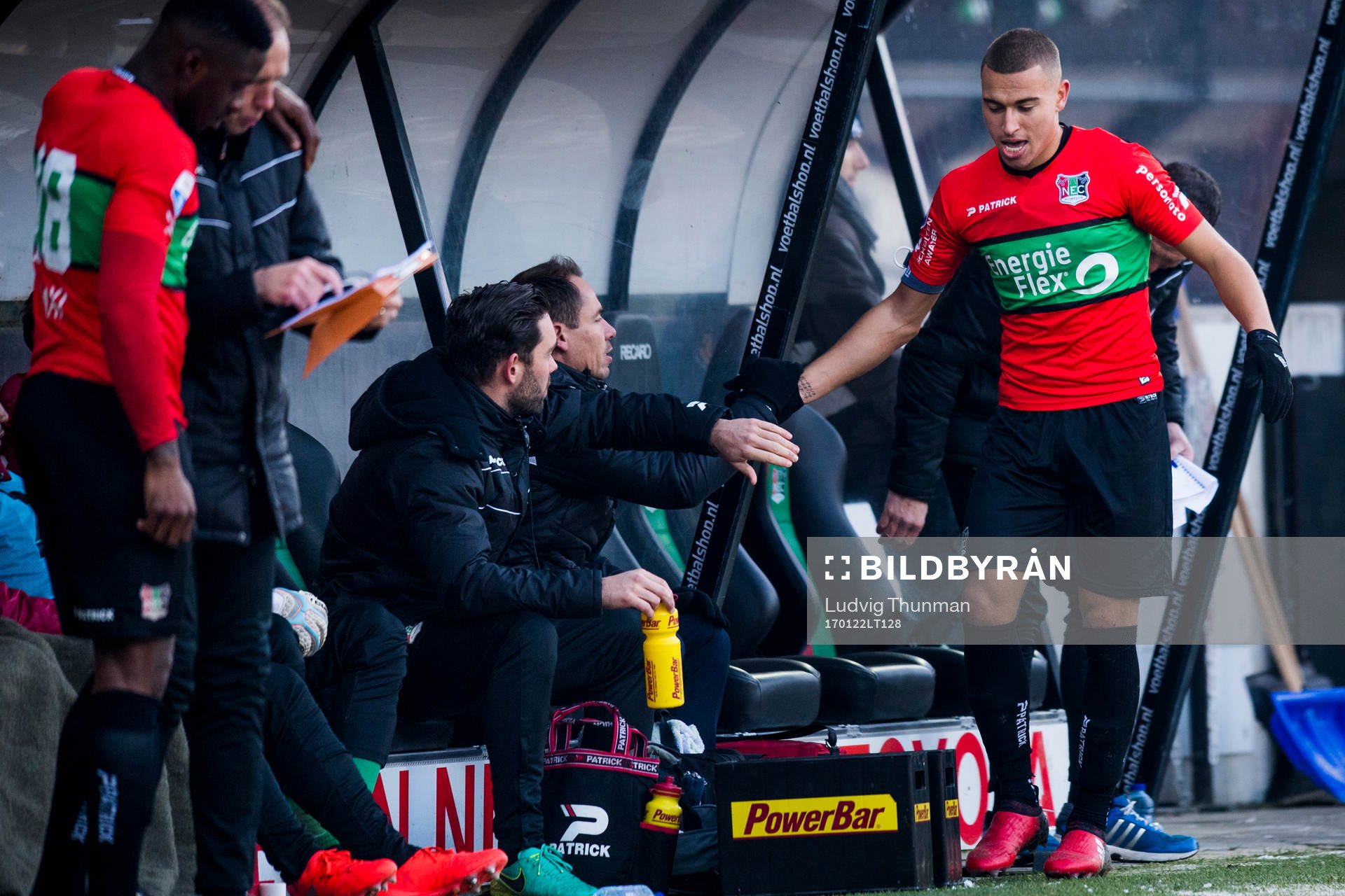 Nijmegens Jordan Larsson tackar medspelarna på bänken