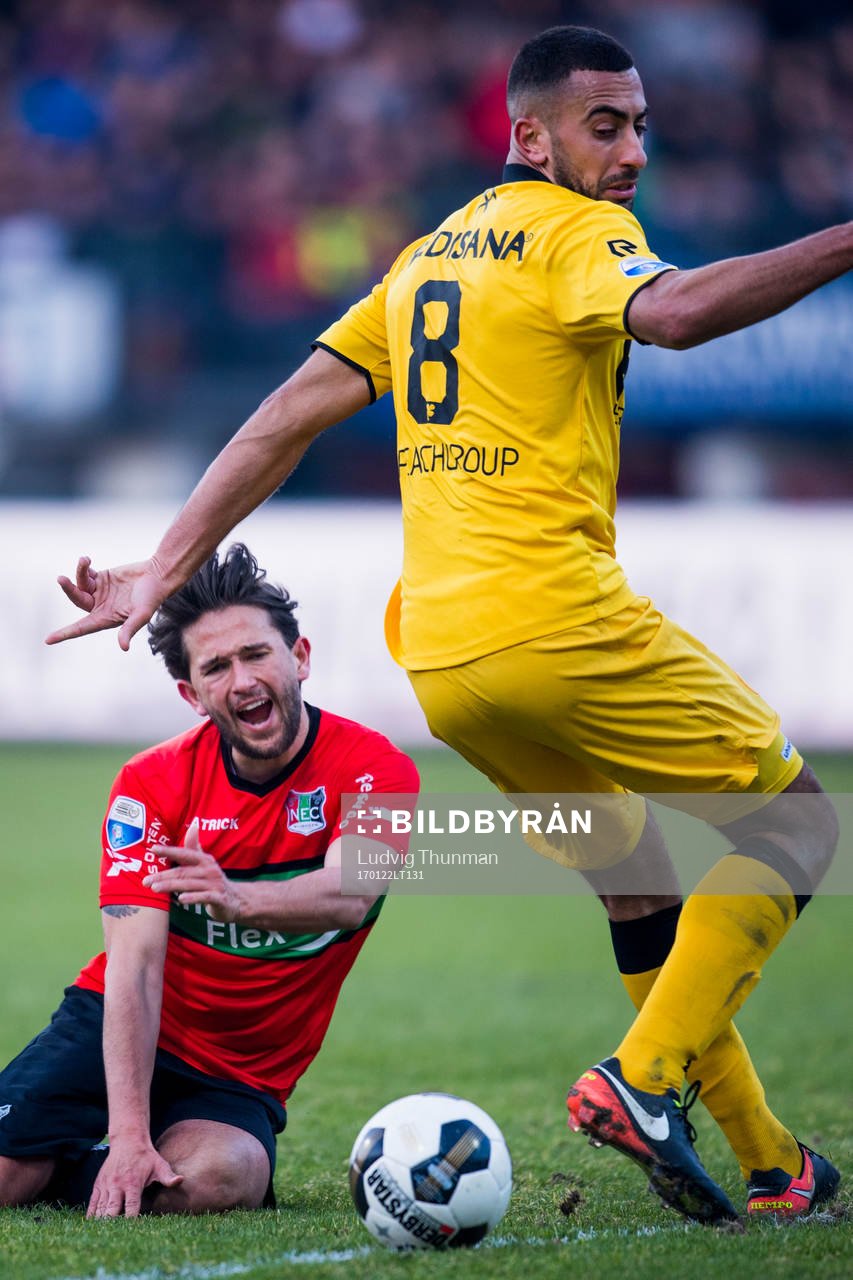 Nijmegens Julian von Haacke faller i kamp om bollen med Rodas Adil Auassar under fotbollsmatchen i Nederländska ligan den 22 januari 2017 i Nijmegen.