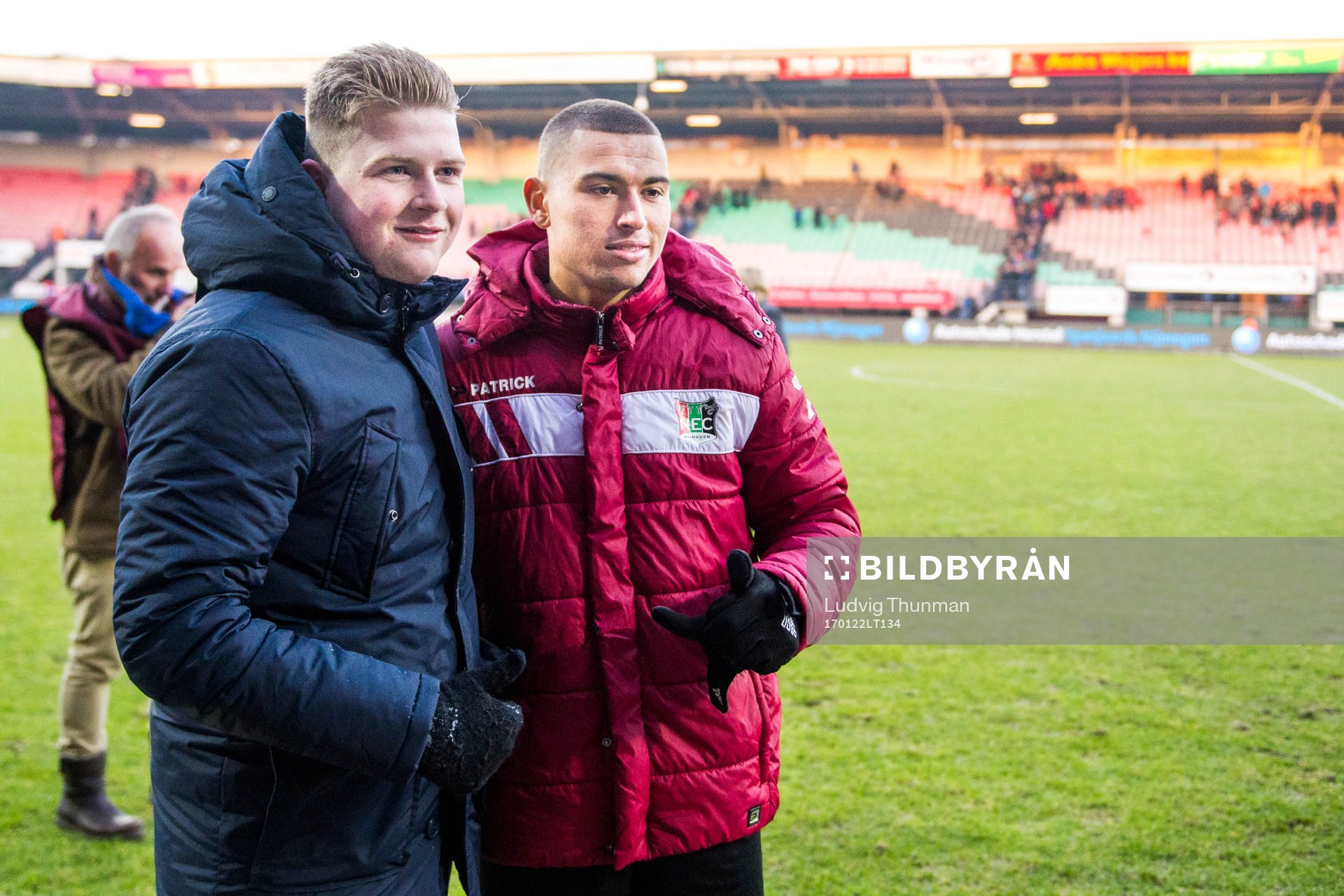 Nijmegens Jordan Larsson fotograferas med en supporter