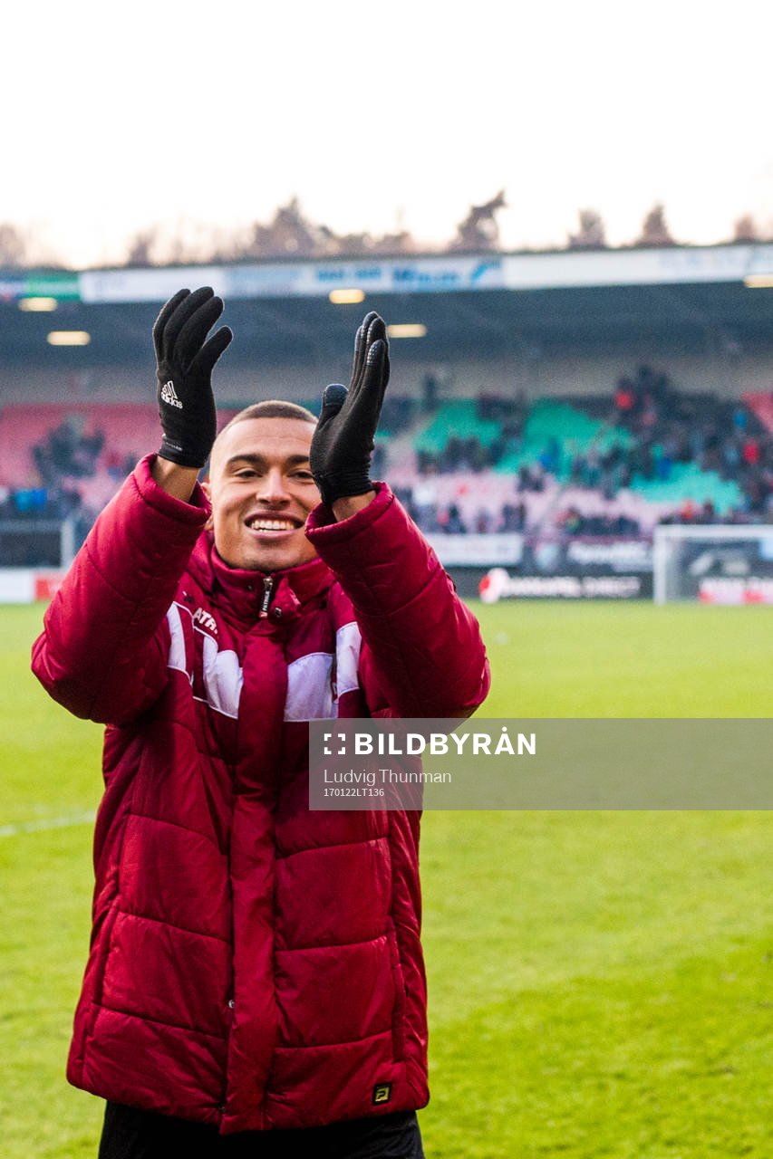 Nijmegens Jordan Larsson tackar publiken