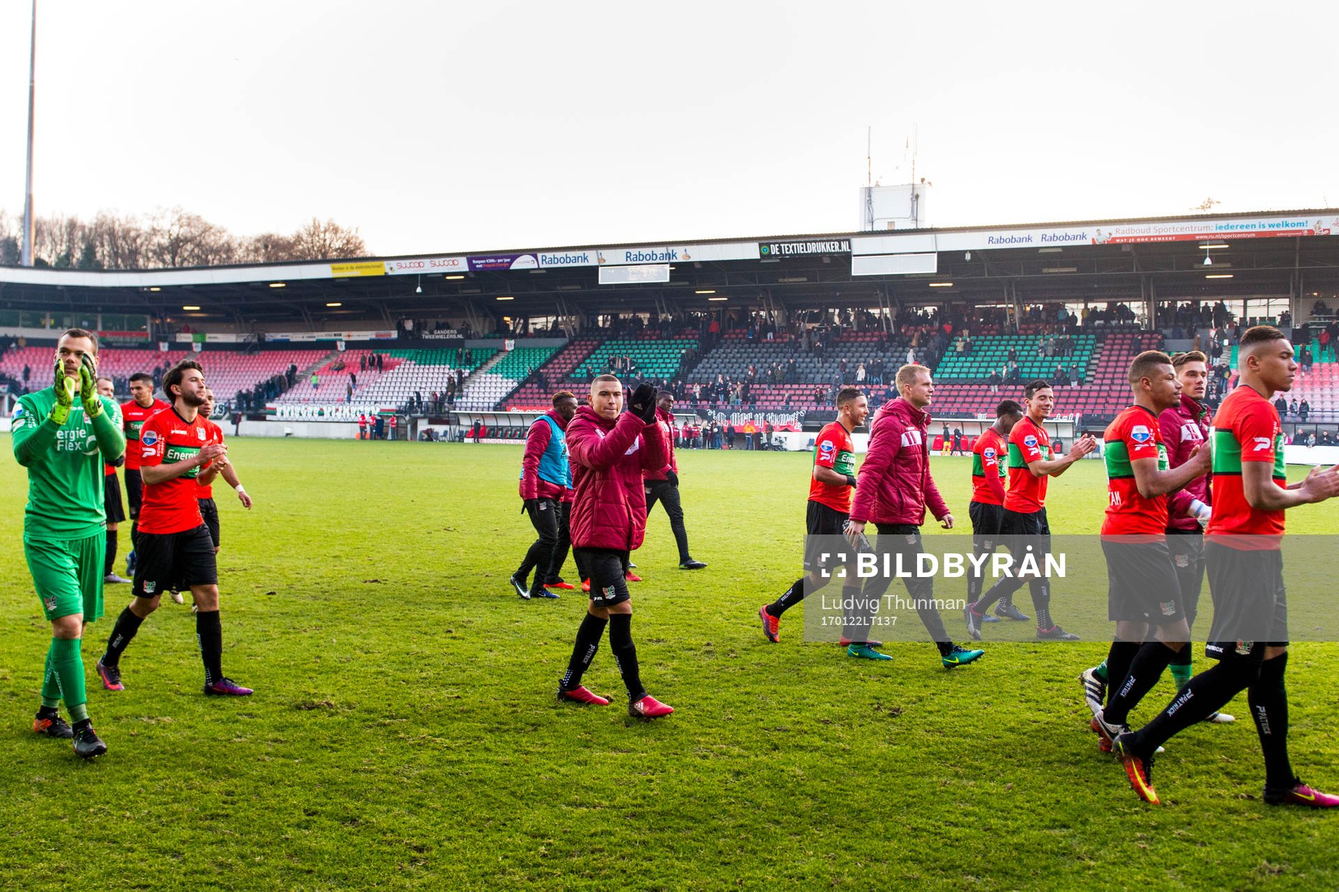 Nijmegens Jordan Larsson och lagkamraterna tackar publiken efter fotbollsmatchen i Nederländska ligan den 22 januari 2017 i Nijmegen.