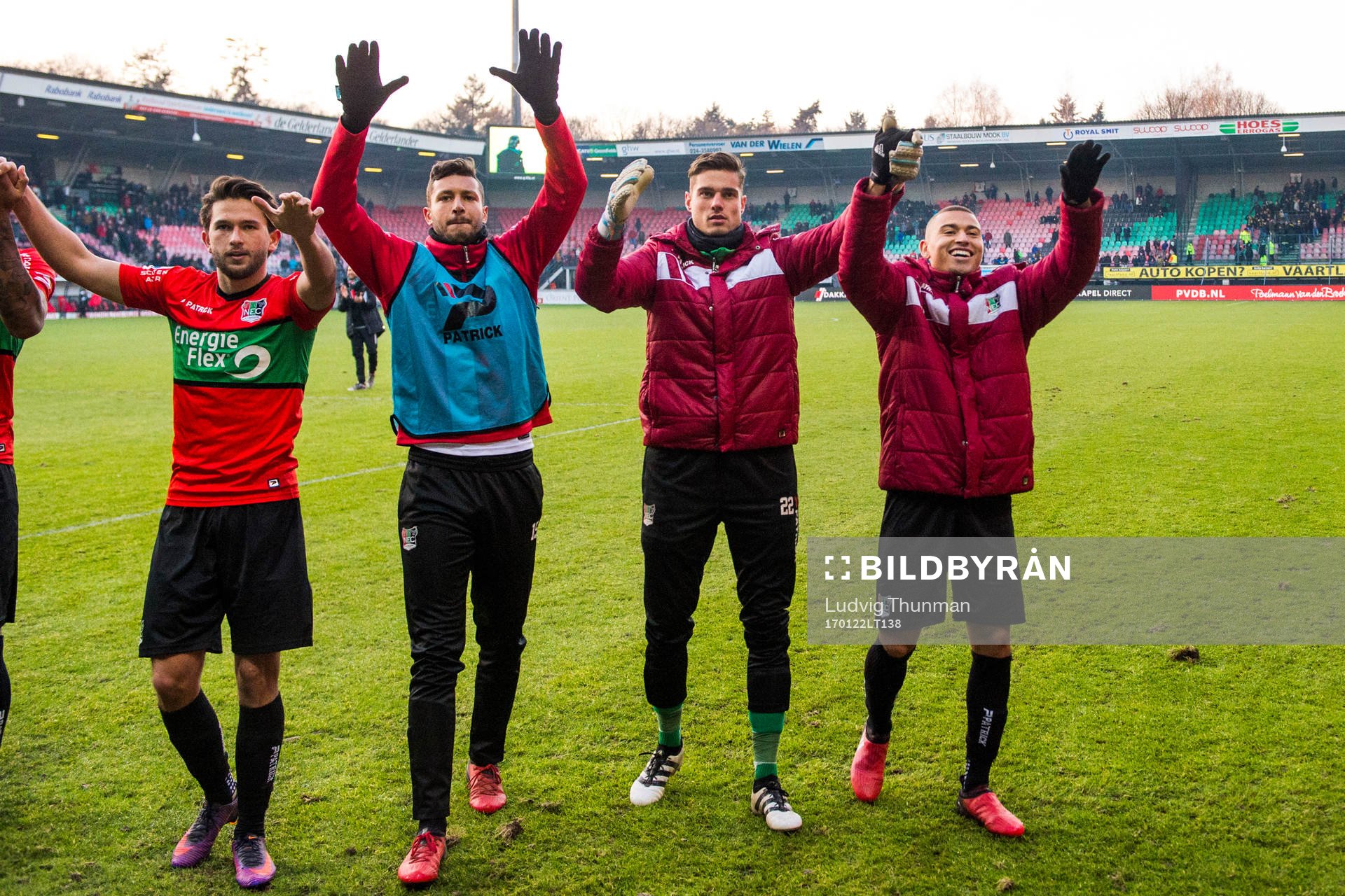 Nijmegens Jordan Larsson och lagkamraterna tackar publiken efter fotbollsmatchen i Nederländska ligan den 22 januari 2017 i Nijmegen.