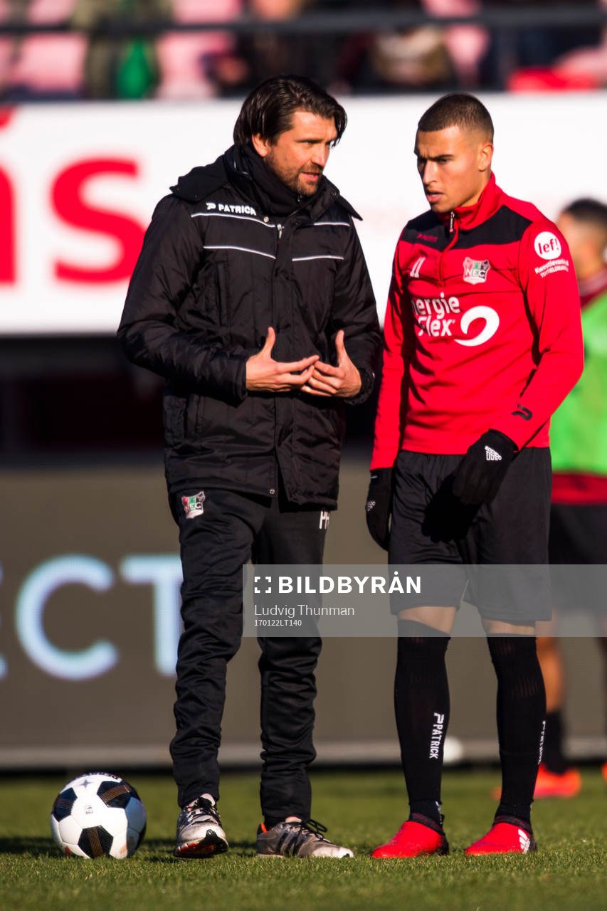 Nijmegens tränare Peter Hyballa i samtal med Jordan Larsson