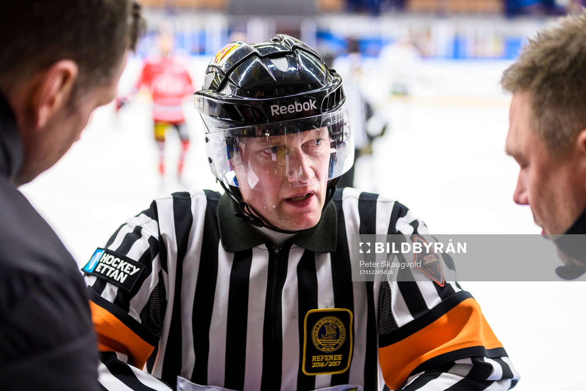 Domare Tomas Öberg pratar med lagens tränare