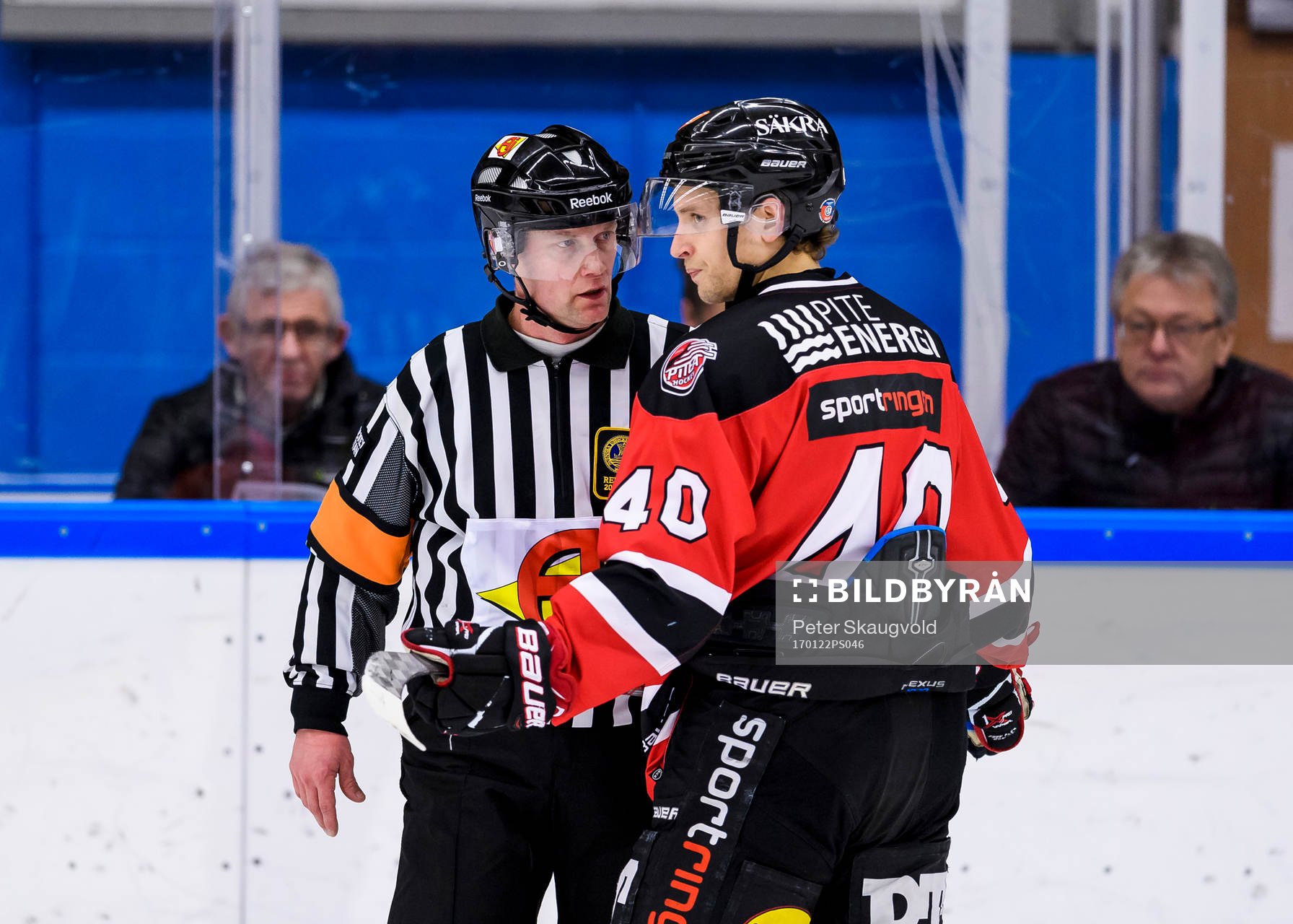 Domare Tomas Öberg pratar med Piteås Magnus Isaksson