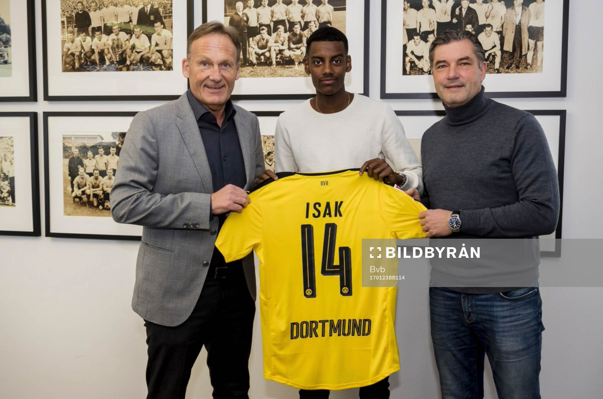handoutbild från Borussia Dortmund GmbH & Co poserar Alexander Isak i Dortmund med VD Hans-Joachim Watzke (t v) och sportchefen Michael Zorc sedan han på måndagen den 23 januari 2017 skrivit på ett kontrakt för Borussia Dortmund.