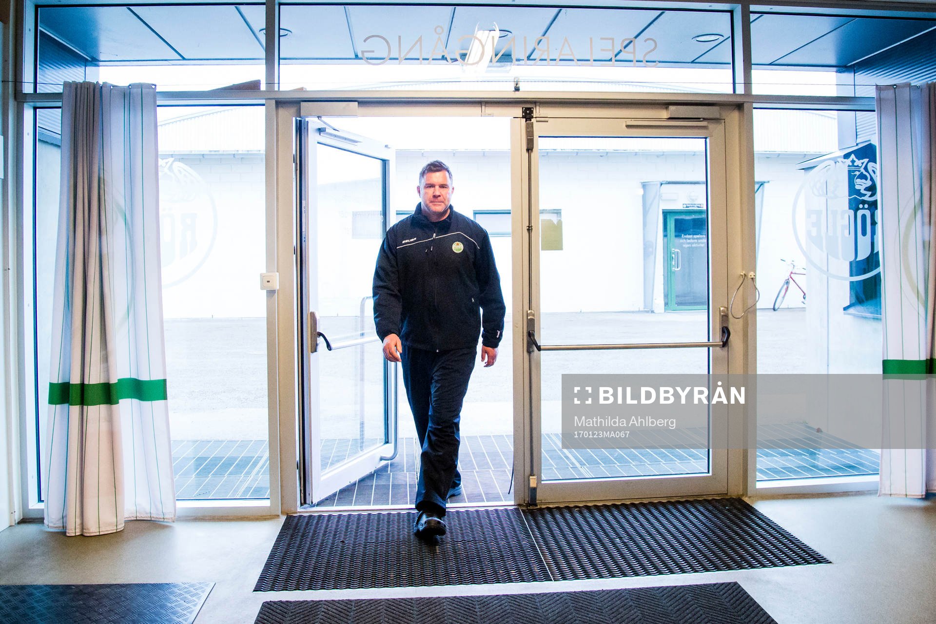 Rögles assisterande tränare Patrik Ross kommer in på