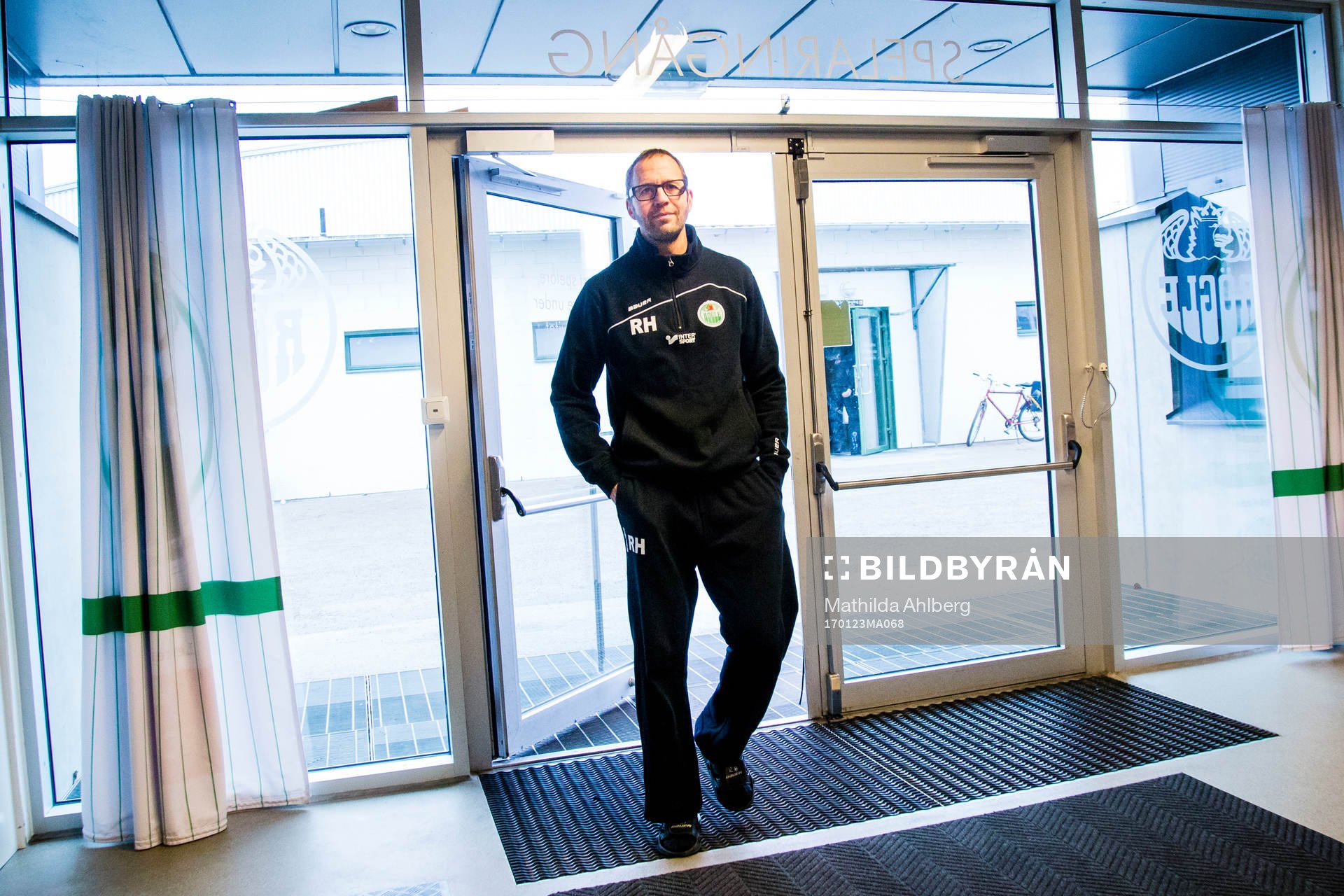 Rögles assisterande tränare Roger Hansson kommer in på