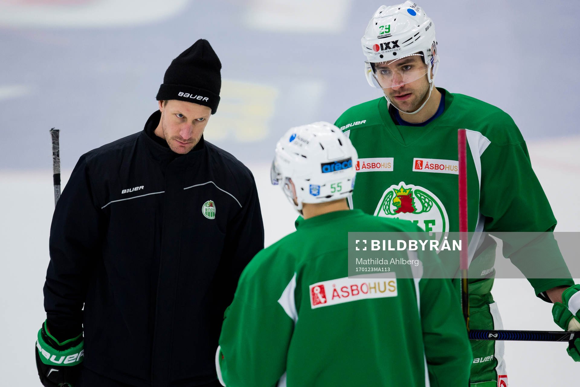 Rögles målvaktstränare Magnus Wennström i diskussion
