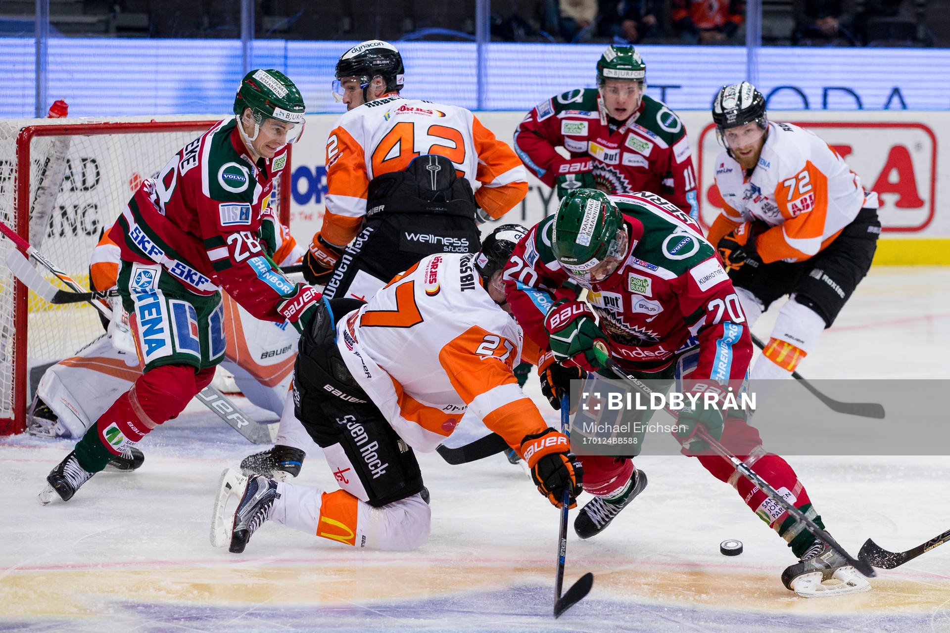 Frölundas Joel Lundqvist i kamp om pucken med Karlskronas