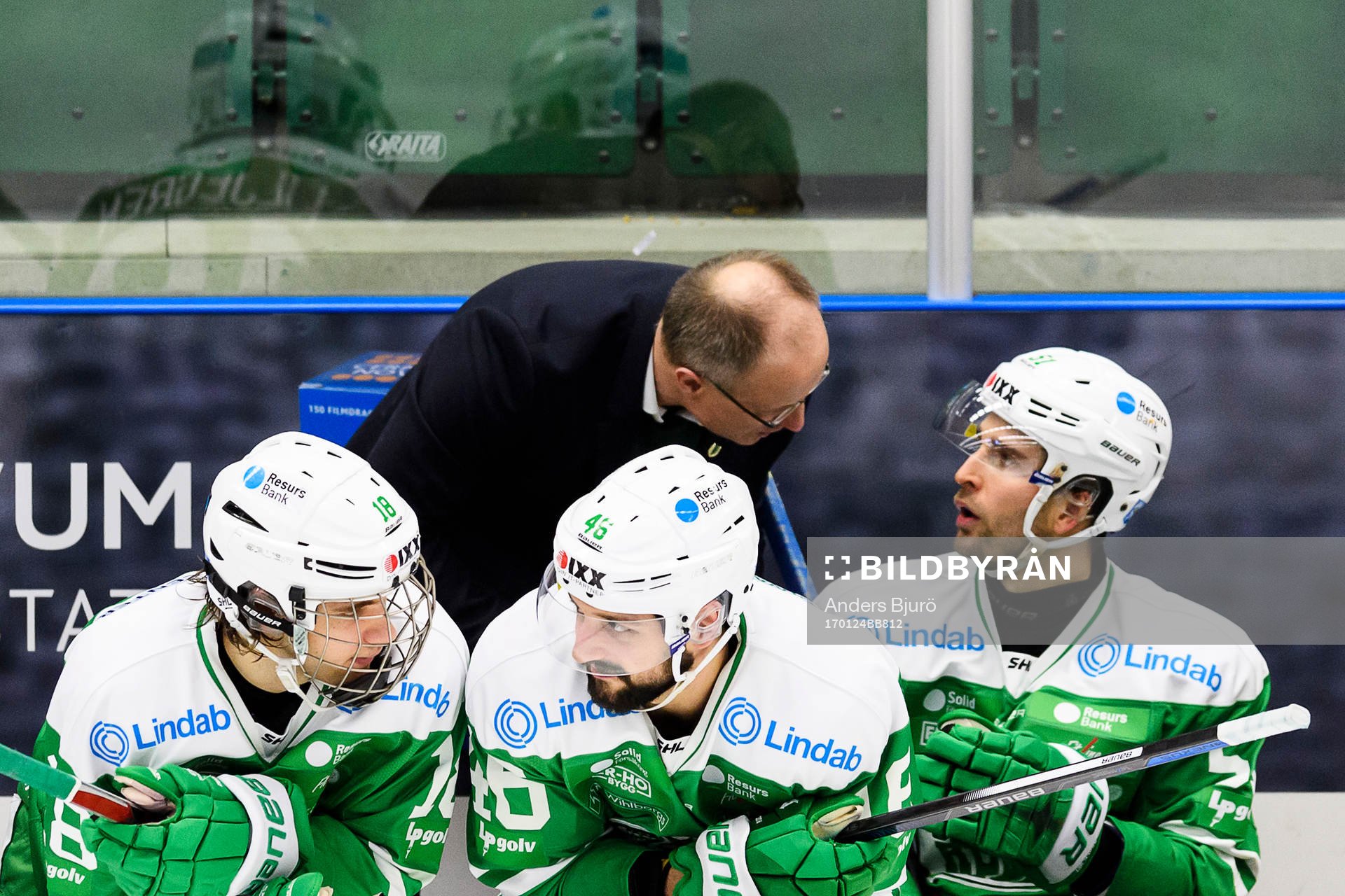 Rögles tränare Anders Eldebrink pratar med Dominik Granak