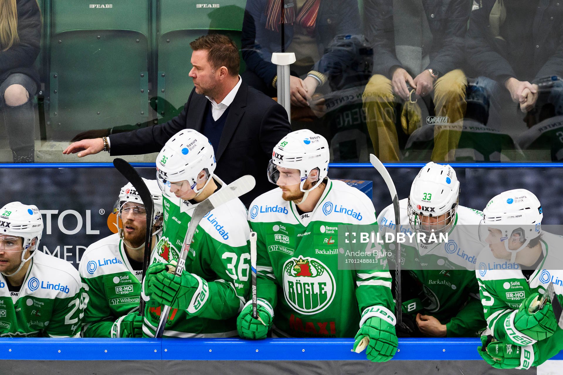 Rögles spelare i båset följer spelet