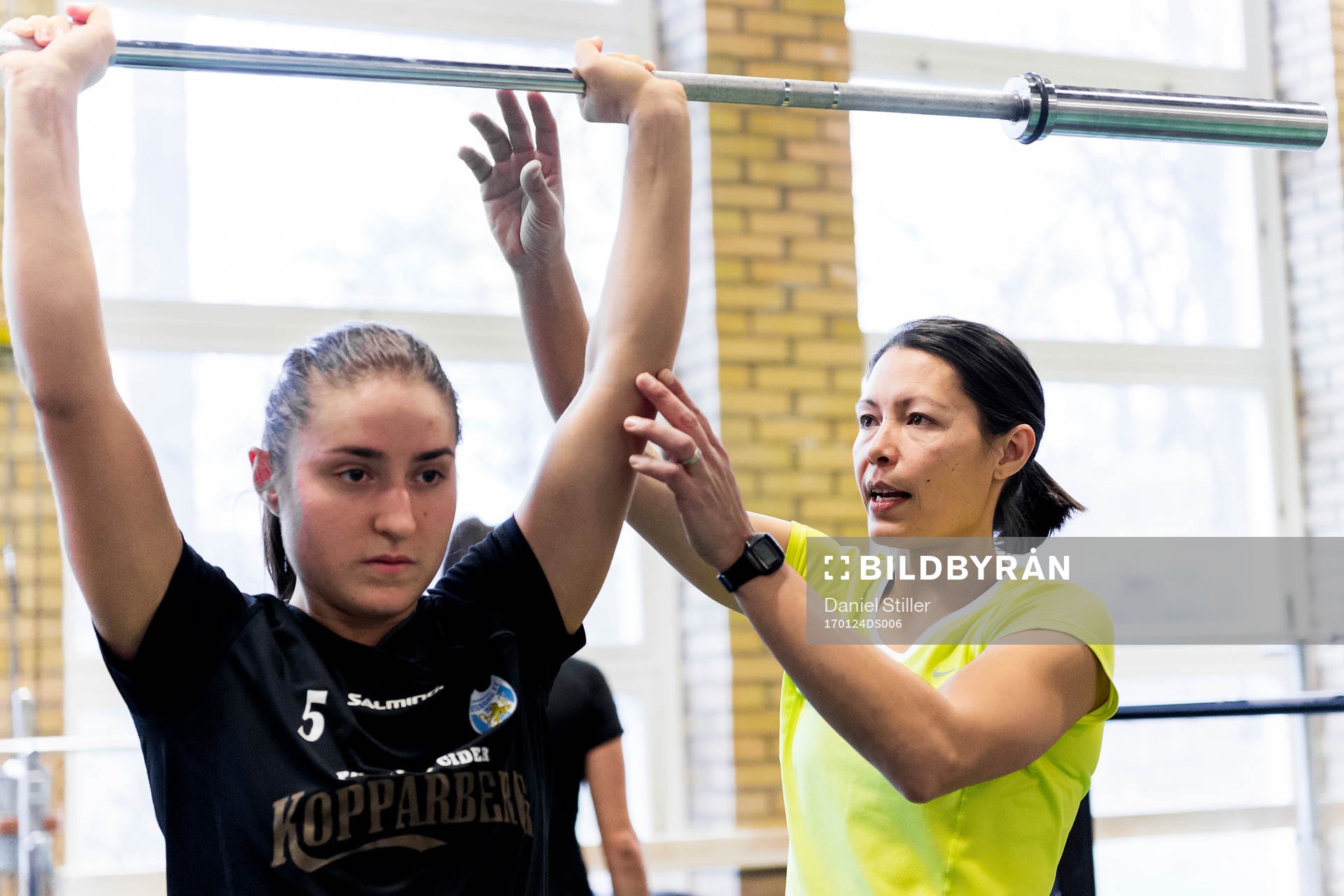 Irvina Bajramovic får instruktioner av fystränare Jane