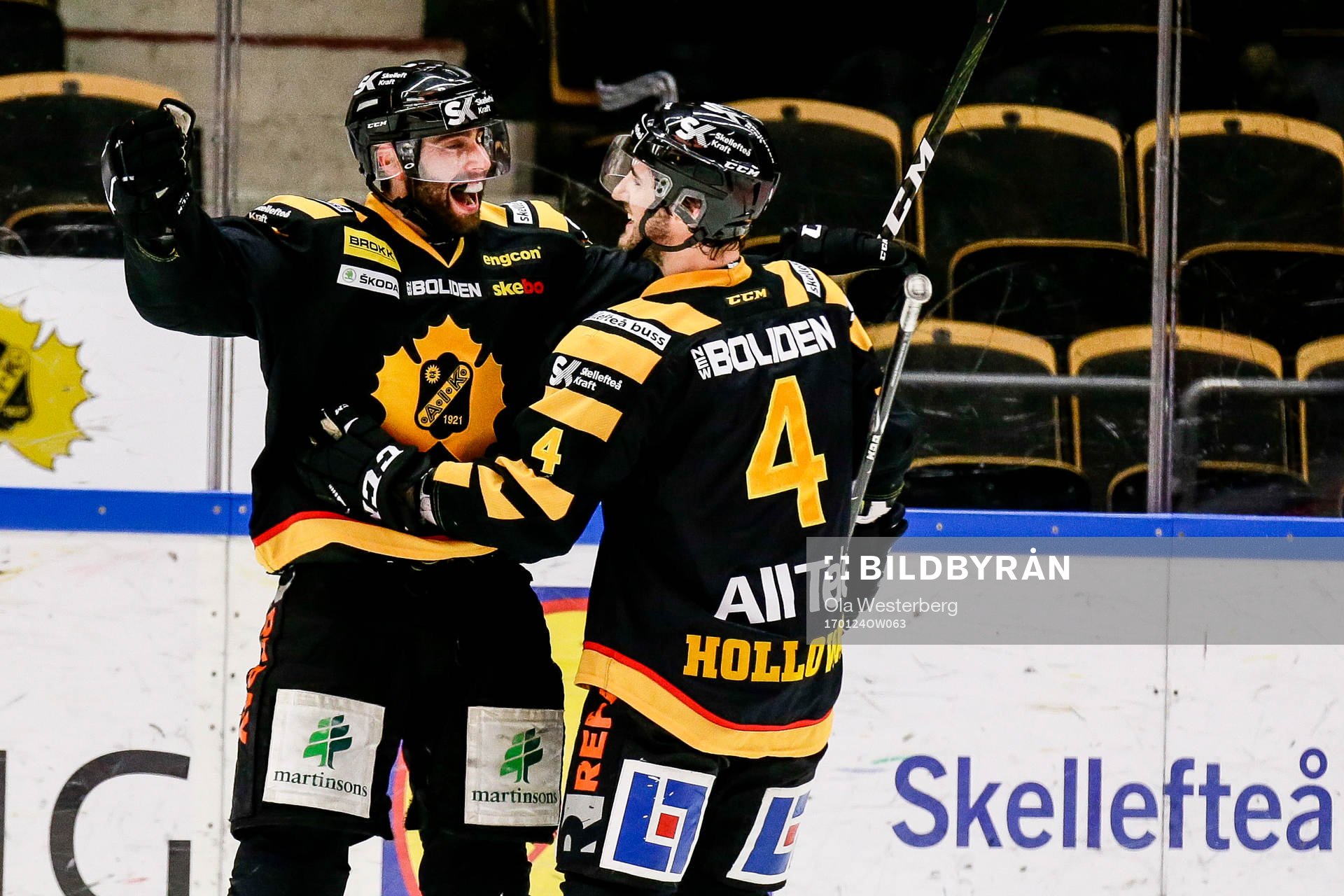 Skellefteås Johan Alm och Bud Holloway jublar