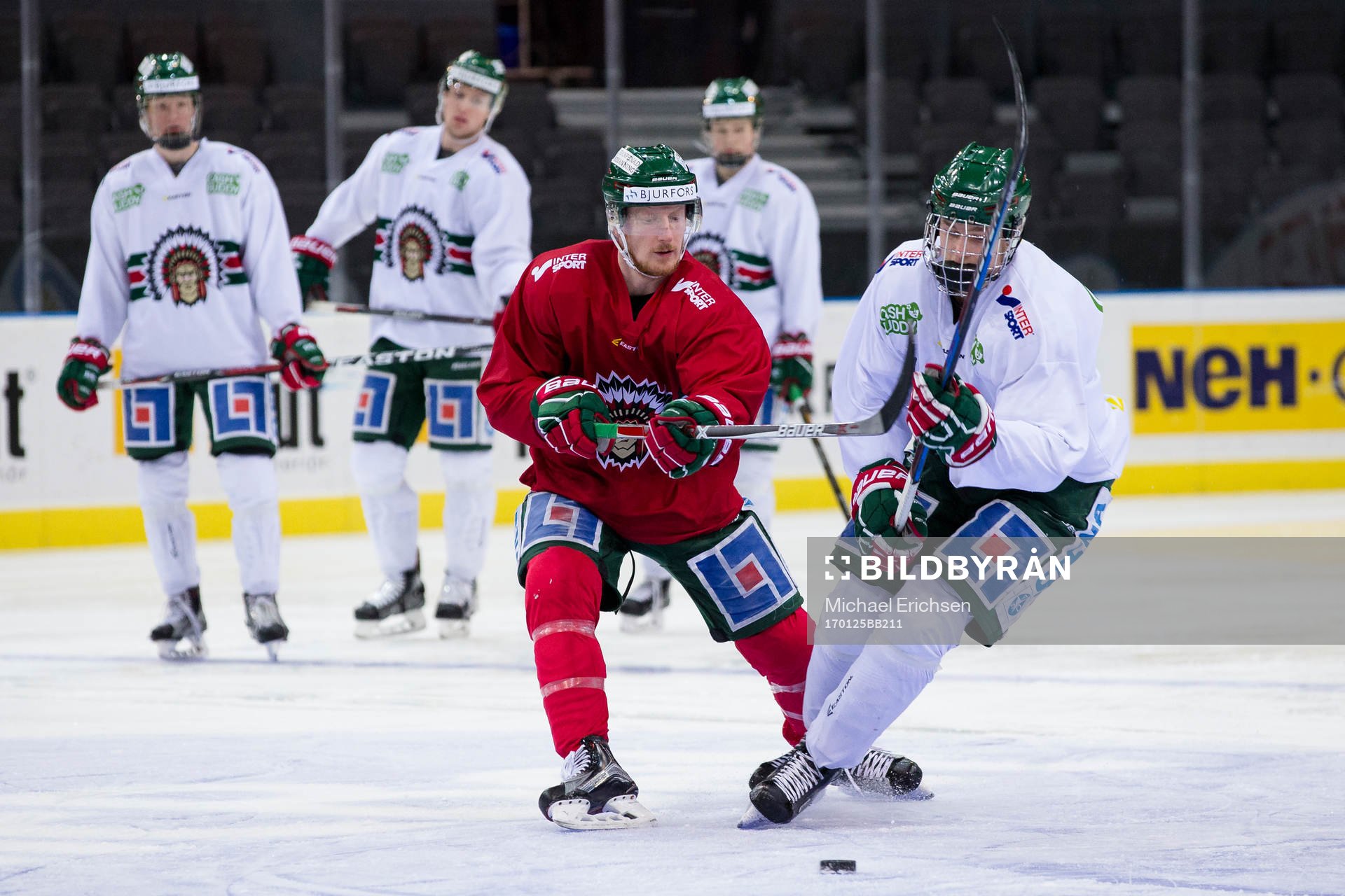 Frölundas Simon Hjalmarsson och Kristian Vesalainen i kamp