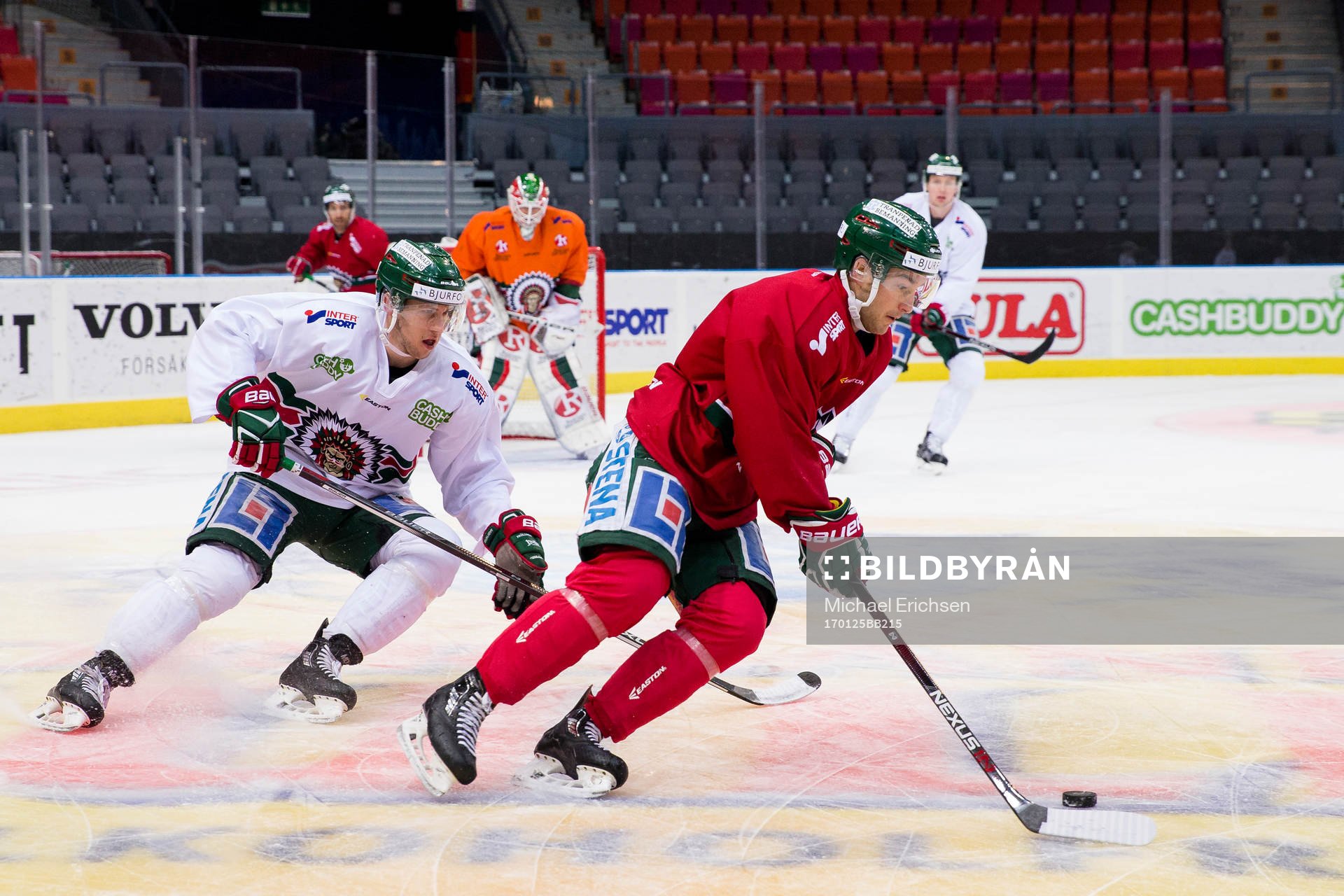 Frölundas Casey Wellman med pucken jagad av Matt Donovan