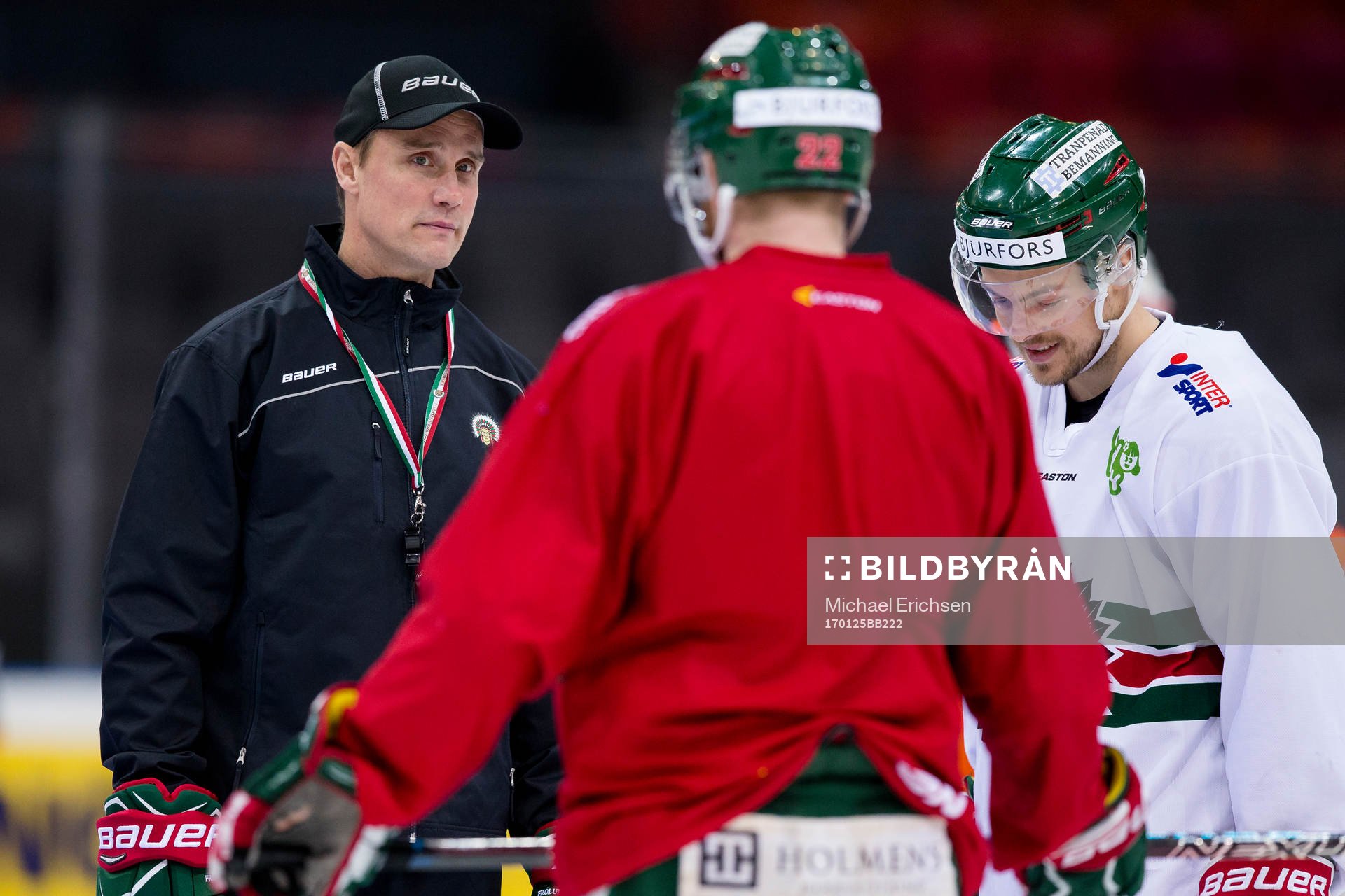 Frölundas tränare Roger Rönnberg pratar med Robin Figren