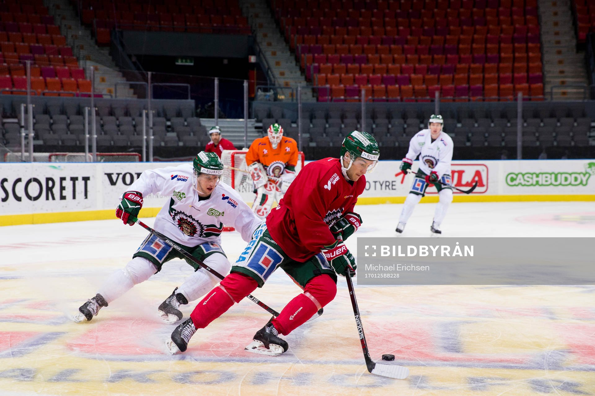 Frölundas Matt Donovan jagar Frölundas Casey Wellman