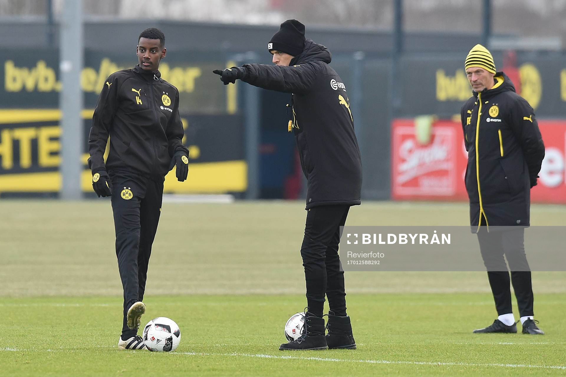  Fuﬂball 1. Bundesliga Training Borussia Dortmund am 25.01.2017 auf dem Trainingsgel‰nde in Dortmund Alexander Isak ( Dortmund ), links - Thomas Tuchel ( Trainer Dortmund ), rechts xRx