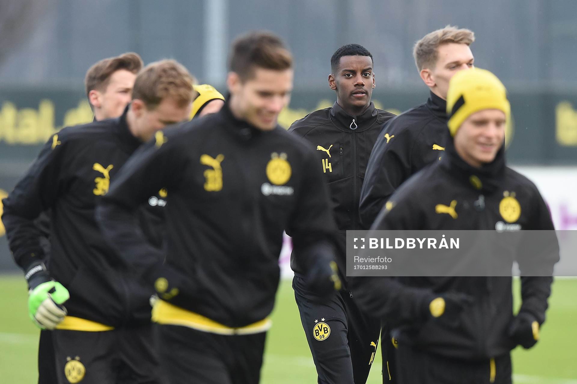  Fuﬂball 1. Bundesliga Training Borussia Dortmund am 25.01.2017 auf dem Trainingsgel‰nde in Dortmund Alexander Isak ( Dortmund ), mitte xRx