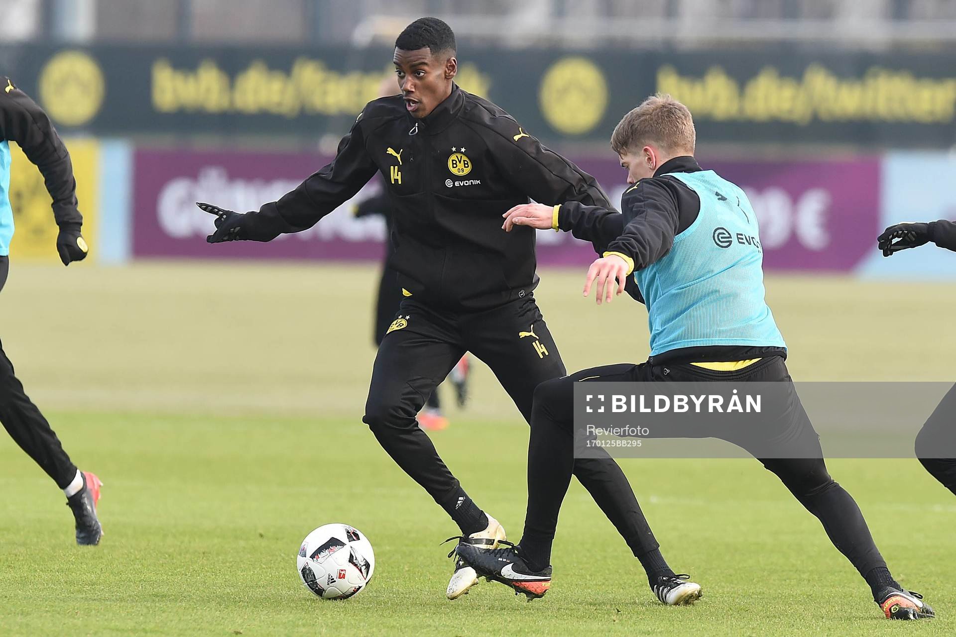 Fuflball 1. Bundesliga Training Borussia Dortmund am 25.01.2017 auf dem Trainingsgel‰nde in Dortmund Alexander Isak ( Dortmund ), links - Matthias Ginter ( Dortmund ), rechts xRx