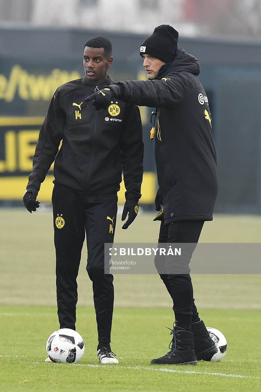  Fuﬂball 1. Bundesliga Training Borussia Dortmund am 25.01.2017 auf dem Trainingsgel‰nde in Dortmund Alexander Isak ( Dortmund ), links - Thomas Tuchel ( Trainer Dortmund ), rechts xRx