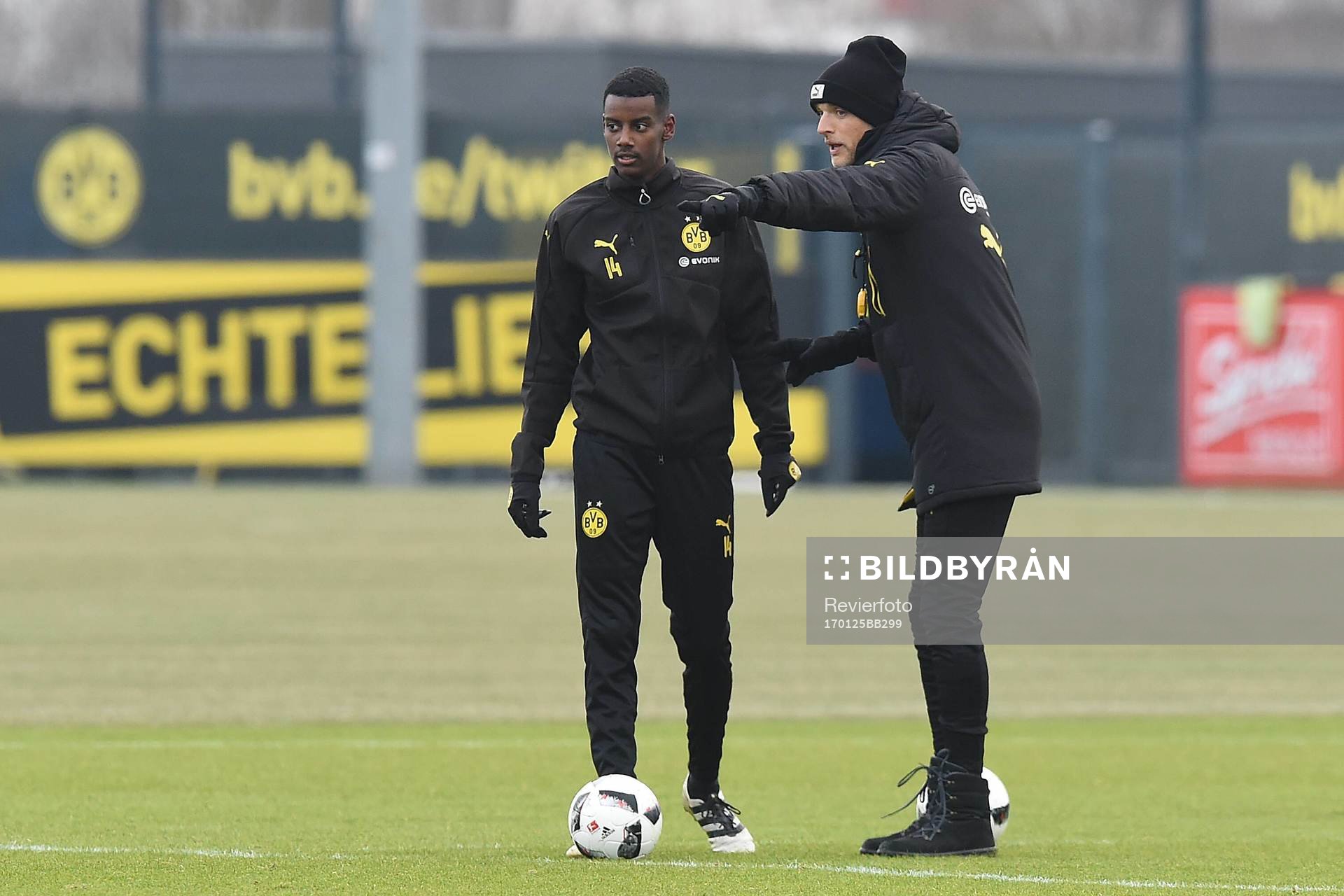  Fuﬂball 1. Bundesliga Training Borussia Dortmund am 25.01.2017 auf dem Trainingsgel‰nde in Dortmund Alexander Isak ( Dortmund ), links - Thomas Tuchel ( Trainer Dortmund ), rechts xRx